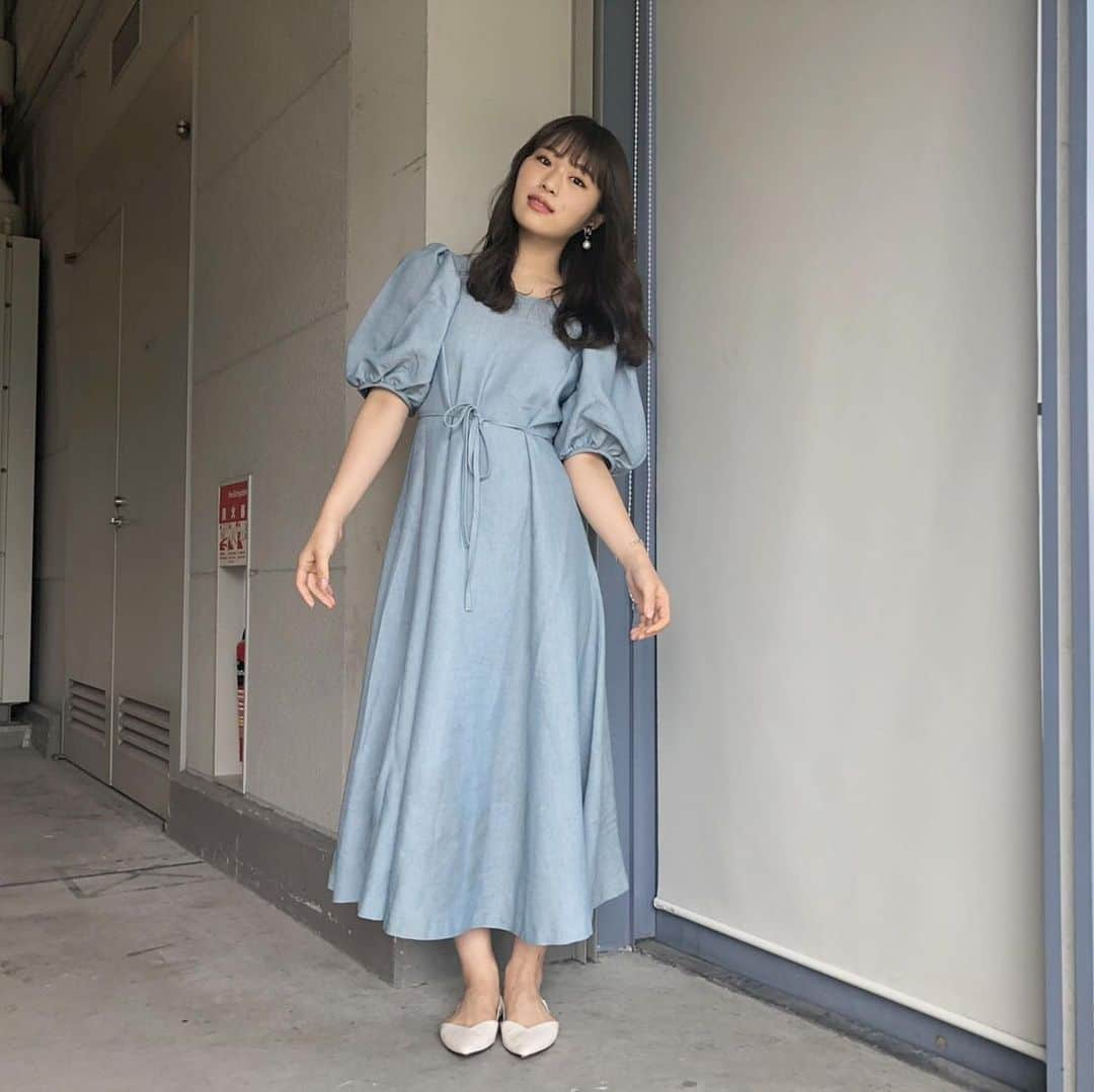 渋谷凪咲さんのインスタグラム写真 - (渋谷凪咲Instagram)「今日の私服💙 . . one-piece #shesigns sandal #zara . . 全体的に可愛らしいけど、お上品な形と 肩のパフスリーブもふんわりしている所が お気に入りです♪ . . #ナギッション #ootd #onepiece #ワンピース #パフスリーブ #パフスリーブワンピース . 大阪での握手会、 ありがとうございました☺️」7月29日 0時01分 - nagisa_nikoniko