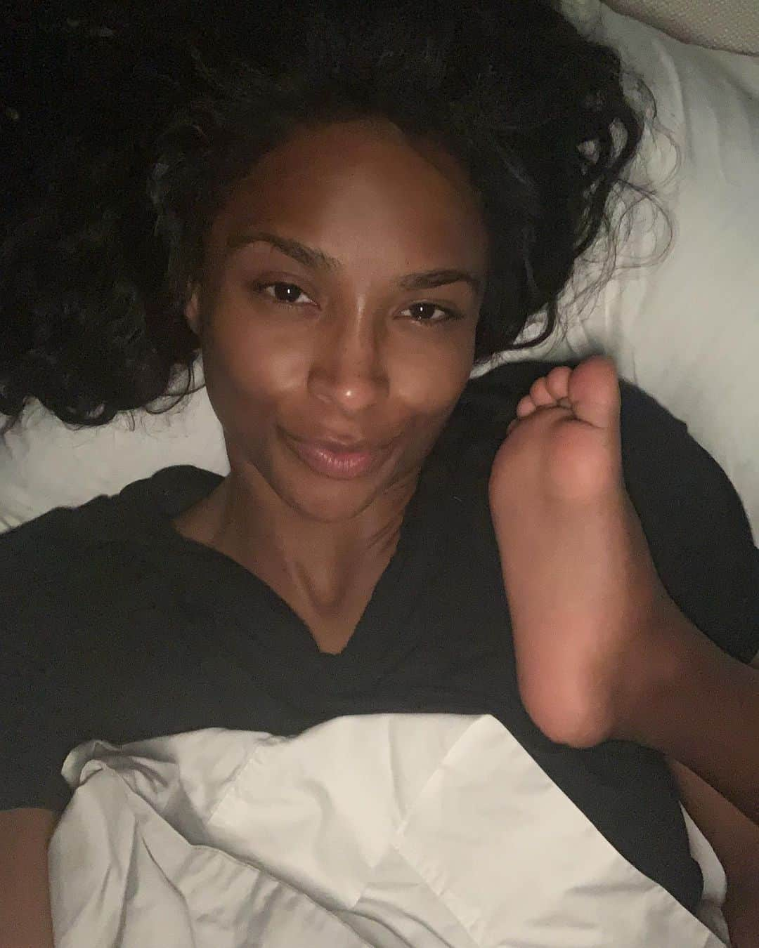 シアラさんのインスタグラム写真 - (シアラInstagram)「Woke up this morning with this foot in my face:) My son sleeps like a wild child. Mamas do you feel me? 🤣 Happy #Sunday」7月29日 0時01分 - ciara