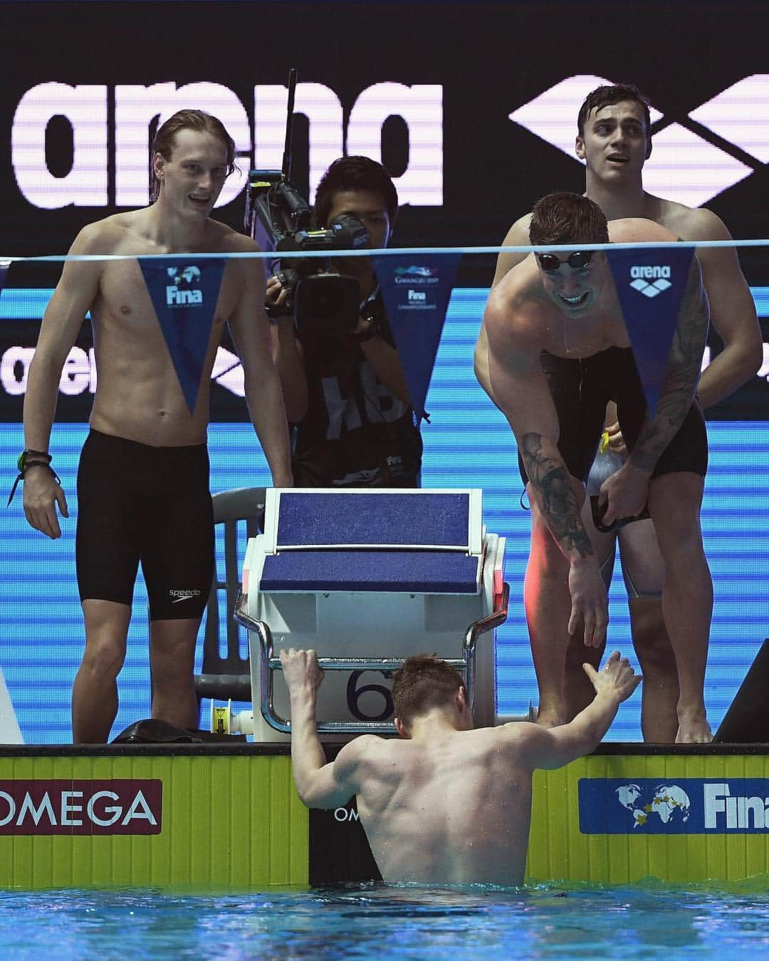 アダム・ピーティさんのインスタグラム写真 - (アダム・ピーティInstagram)「WOW what a night! Gold and a European Record! The first time we’ve ever won the 4x100m Medley and I’m so happy for these boys, we came together and believed 🙌🏼🙏🏼 My face says it all on the last photo 😂」7月29日 0時04分 - adam_peaty