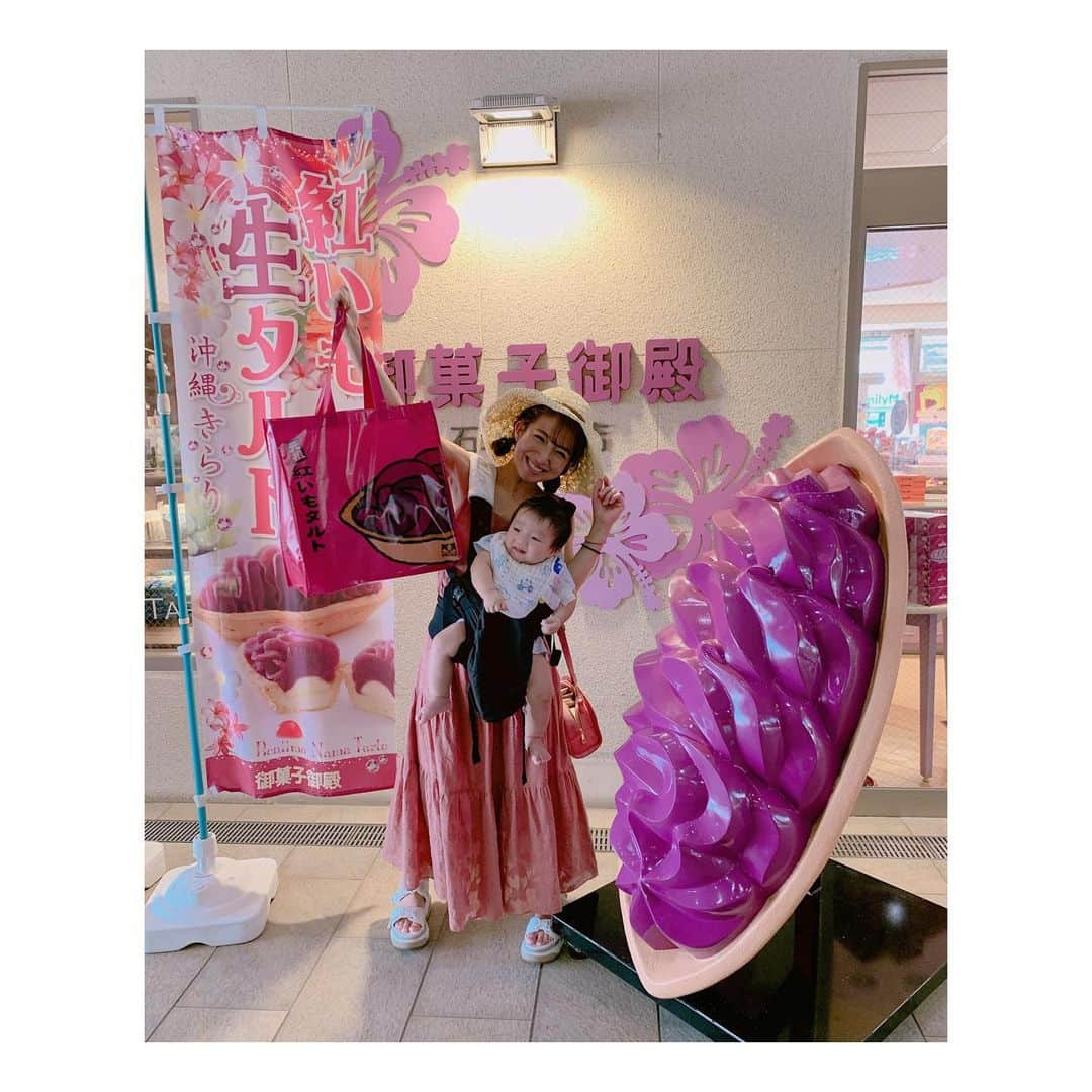 辻希美さんのインスタグラム写真 - (辻希美Instagram)「この紅芋タルト〜なお店で沢山お買い物しました❤️✨✨ #沖縄 #夏休み #家族旅行 #小浜島 から #石垣島 へ #お買い物 #4枚目 #買ったどぉ〜な私 #紅芋タルト のお店 #大きな紅芋タルト #映えスポット #大好き #❤️」7月29日 0時06分 - tsujinozomi_official