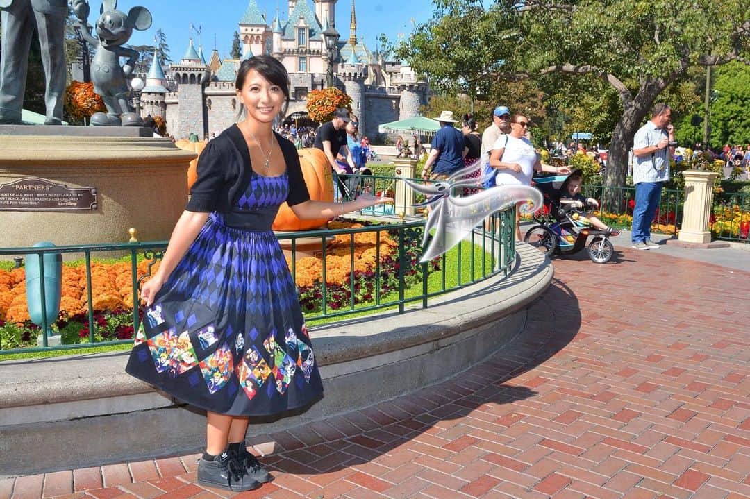 矢部あやのインスタグラム：「201809 4day マジックフォトでゼロが出てる！ ハロウィンだからかな？？ ポーズはカメラマンさんの指示。 ・ #disneyland #disneylandcalifornia #disneylandresort #charactergreeting #DLR #dlr2018」
