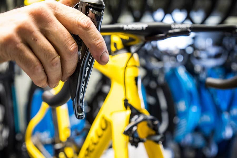 Shimanoさんのインスタグラム写真 - (ShimanoInstagram)「Not only the riders, but also the mechanics of @teamineos delivered a solid performance this @letourdefrance, topping it off with this custom build, yellow painted @pinarello_official F12 equipped with Dura-Ace R9150 Di2 and C60 wheels for champ @eganbernal! #ShimanoRoad #duraace #Di2 #TDF2019 #TourdeFrance 📷 @jorisknapen_studioknapen & @leon_van_bon」7月29日 0時08分 - rideshimano