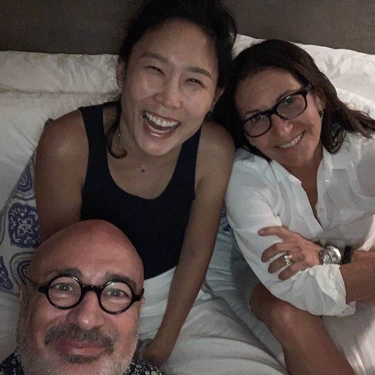 ボビー・ブラウンのインスタグラム：「Love a good sleepover @vivsrun @henryleutwyler」