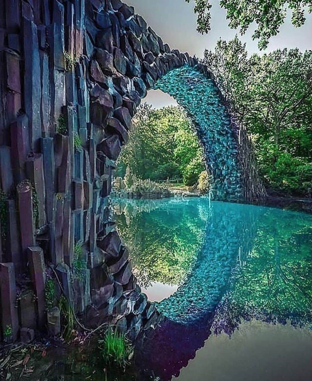 Wonderful Placesさんのインスタグラム写真 - (Wonderful PlacesInstagram)「Rakotzbrücke - Germany ✨💚💚💚✨ . Picture by ✨✨@josh.perrett✨ #wonderful_places for a feature 💚」7月29日 0時09分 - wonderful_places