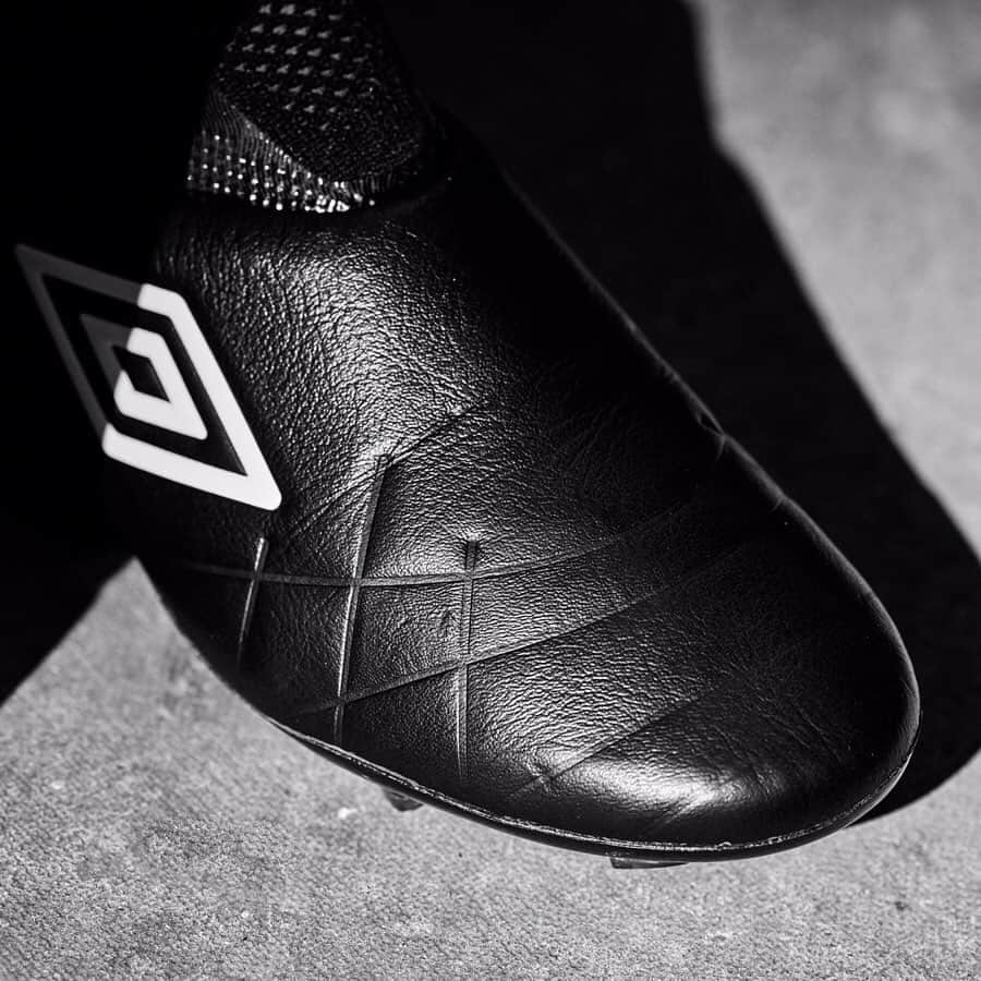 UMBROさんのインスタグラム写真 - (UMBROInstagram)「Classic Colours ⚫️⚪️. Medusae 3 Elite and Pro in Black and White. Available now. . . . . #uxaccuro3 #umbro #umbrofootball #football #cleats #cleatstagram #chuteiras #chuteira #soccerboots」7月29日 0時16分 - umbro