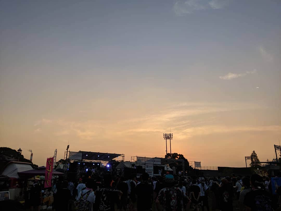 磯部正文さんのインスタグラム写真 - (磯部正文Instagram)「STONE HAMMER fes.2019 昨年は悪天候で中止になってしまい残念だったのですが 今年は好天に恵まれ沢山の笑顔に会えたフェス アニキをはじめ スタッフ皆様の心遣いに感謝 暑かった1日 身体をゆっくり休めてくださいませ ホテルの部屋には 高校生ボランティア 野上さんからのほっこり手紙 ありがとう😊」7月29日 0時16分 - masafumiisobe