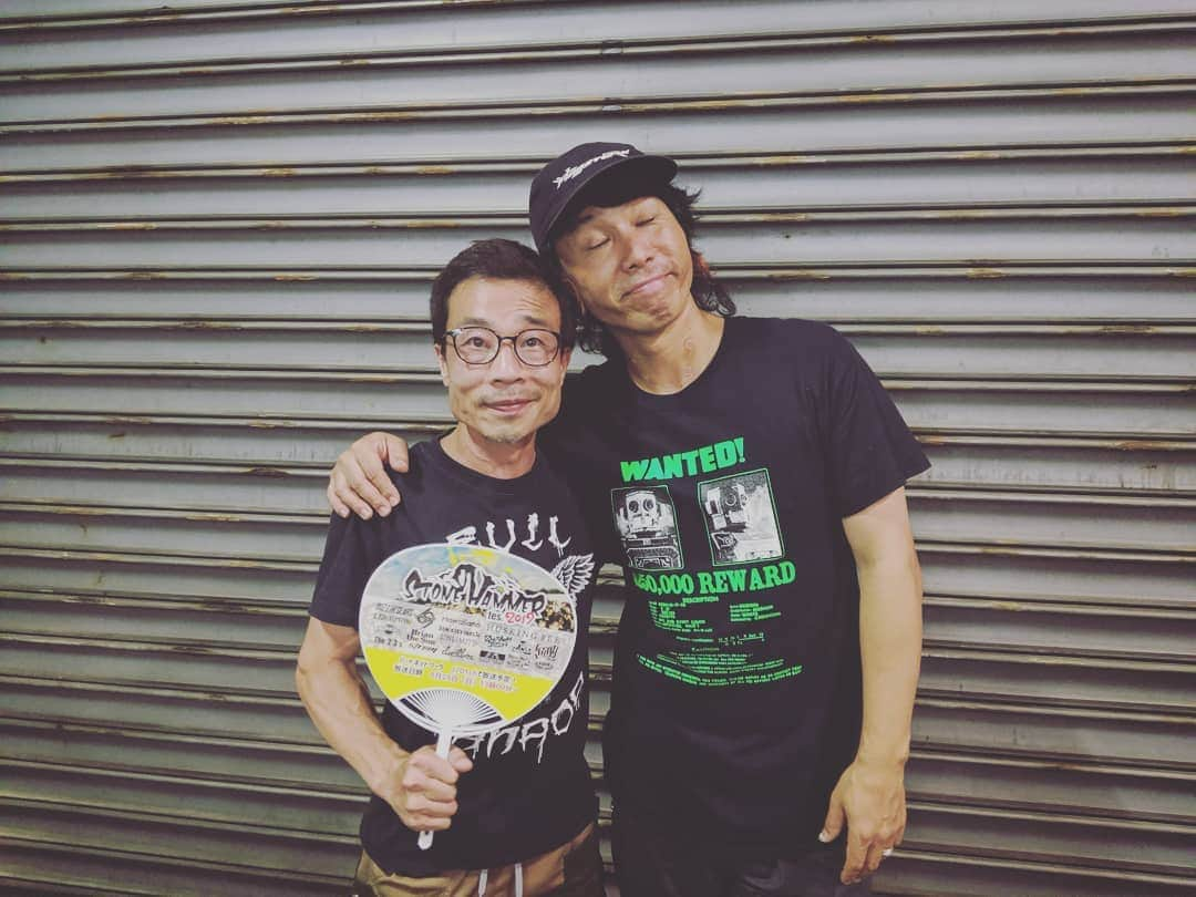 磯部正文さんのインスタグラム写真 - (磯部正文Instagram)「STONE HAMMER fes.2019 昨年は悪天候で中止になってしまい残念だったのですが 今年は好天に恵まれ沢山の笑顔に会えたフェス アニキをはじめ スタッフ皆様の心遣いに感謝 暑かった1日 身体をゆっくり休めてくださいませ ホテルの部屋には 高校生ボランティア 野上さんからのほっこり手紙 ありがとう😊」7月29日 0時16分 - masafumiisobe