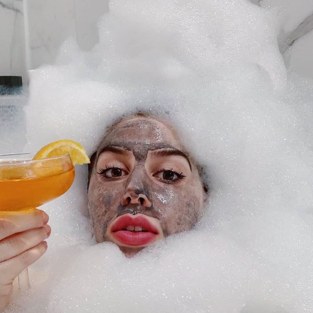 ELLE Magazineさんのインスタグラム写真 - (ELLE MagazineInstagram)「Aperol Spritz with a side of bath time, please? #RG: @thepouf」7月29日 0時30分 - elleusa