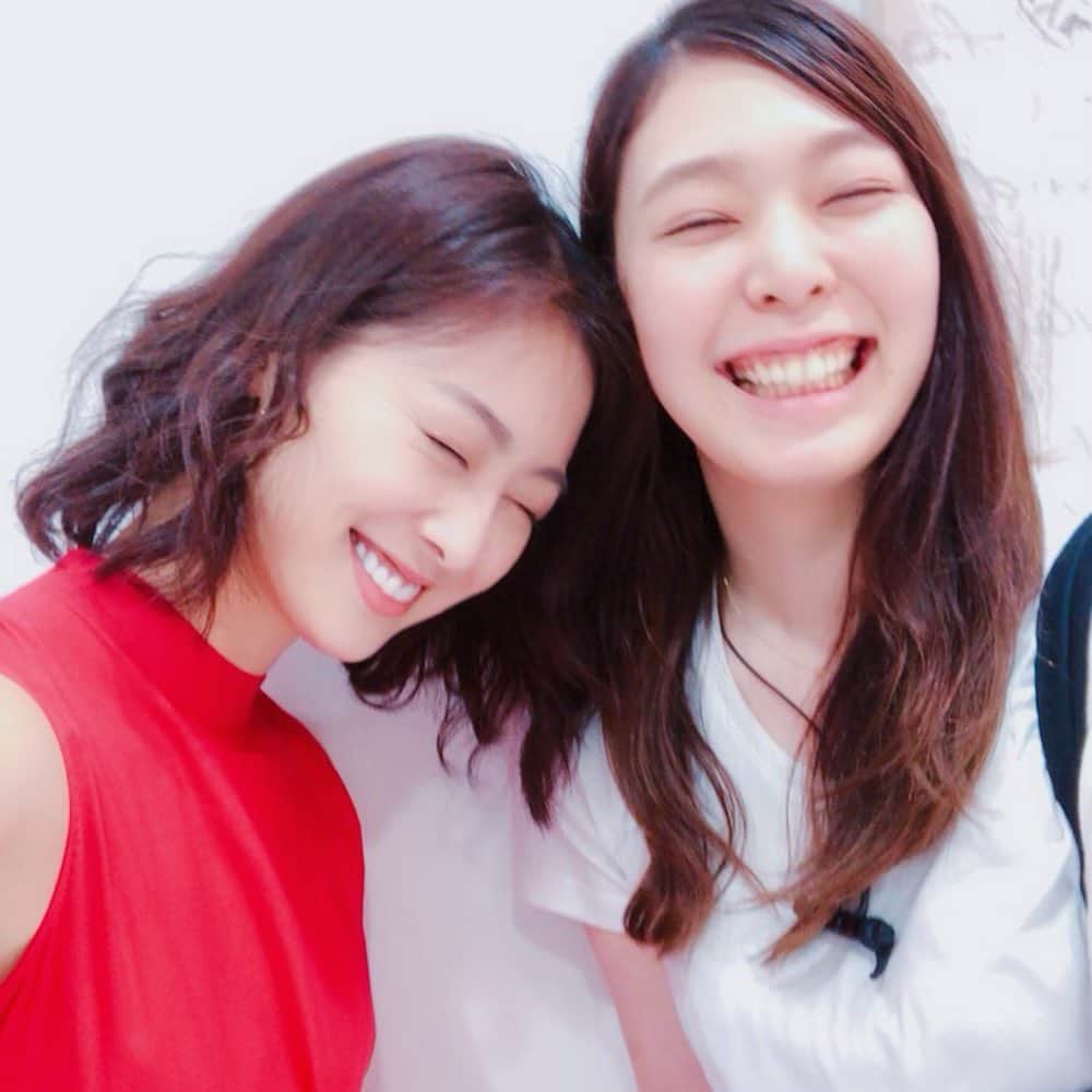 和田安佳莉さんのインスタグラム写真 - (和田安佳莉Instagram)「ちょっといいピアスが欲しくて、女２人で百貨店巡り。 パーっと買い物したい。  #腐れ縁 #もう家族 #lovefriend #自由 #tokyo #dayoff #happy #仲良し #東京 #sisters #オフショット #買い物 #ファッション #instaholiday #お出かけ #ショッピング #晴天 #ランチ #lunch #夏 #福岡 #帰る とか許さないw #今年 も #ドライブ #行きたいね」7月29日 0時40分 - akariwada_official