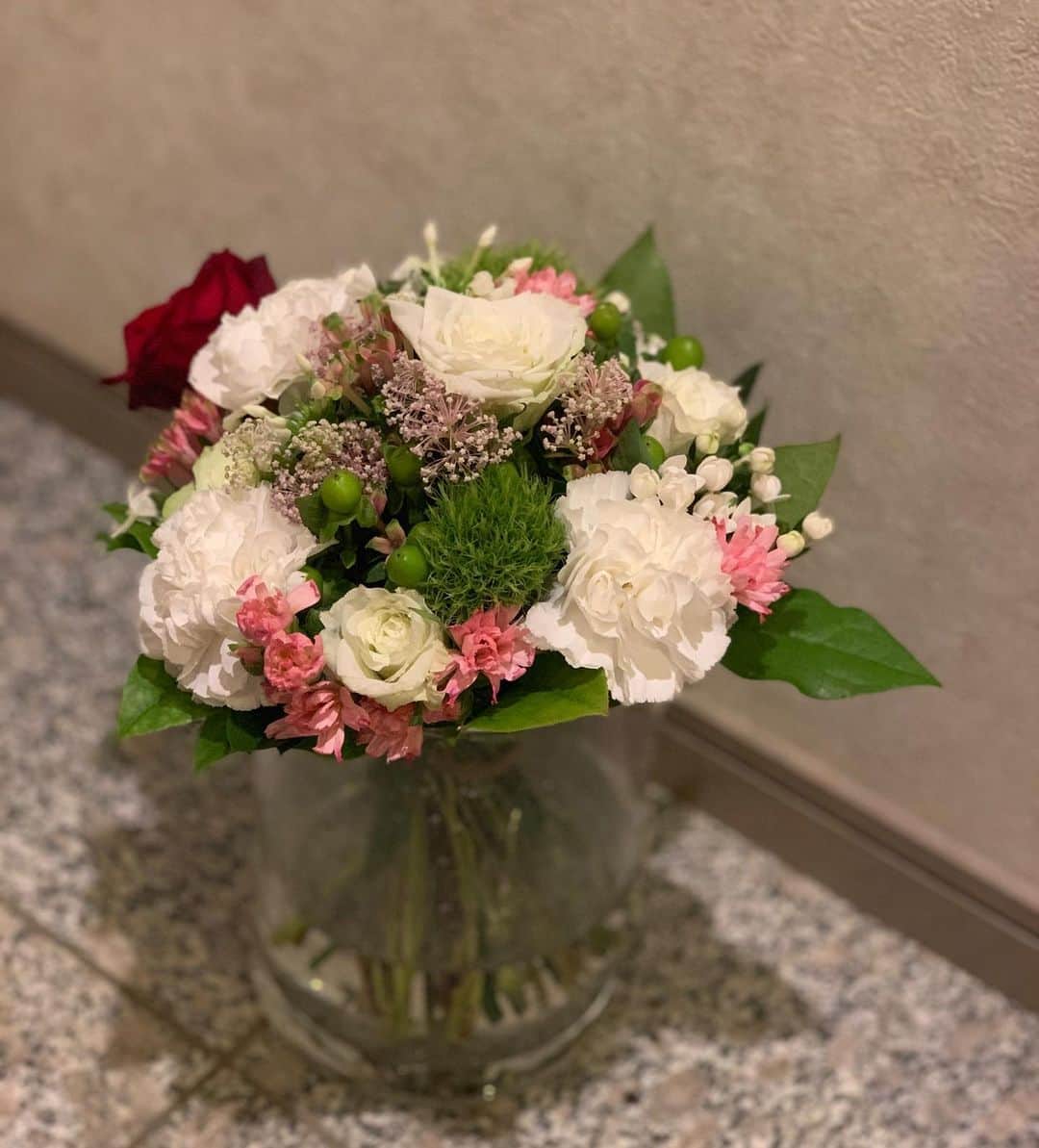 のインスタグラム：「※ Thank you @makishimiz  for my birthday from @nicolaibergmann 💐 . いつもプレゼントするばかりの ニコライバーグマンの フレッシュフラワーの💐 . ホワイトベースにモーヴなピンクが 可愛い❤️ . 早速飾ってます✨ . . #nicolaibergmann #ニコライバーグマン #bouquet #ブーケ #花のある暮らし #flowers」