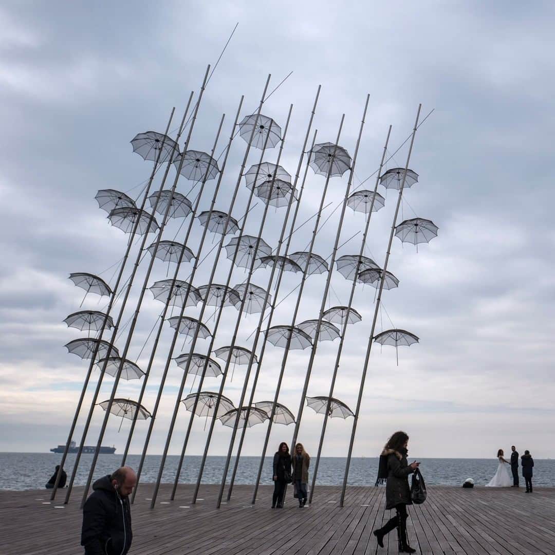 ナショナルジオグラフィックさんのインスタグラム写真 - (ナショナルジオグラフィックInstagram)「Photo by Muhammed Muheisen @mmuheisen | People pose for a picture by the "Umbrellas" sculpture by George Zongolopoulos, on the seafront of the Greek city of Thessaloniki. For more photos and videos from different parts of the world, follow me @mmuheisen and @mmuheisenpublic #muhammedmuheisen #Thessaloniki #Greece」7月29日 11時35分 - natgeo