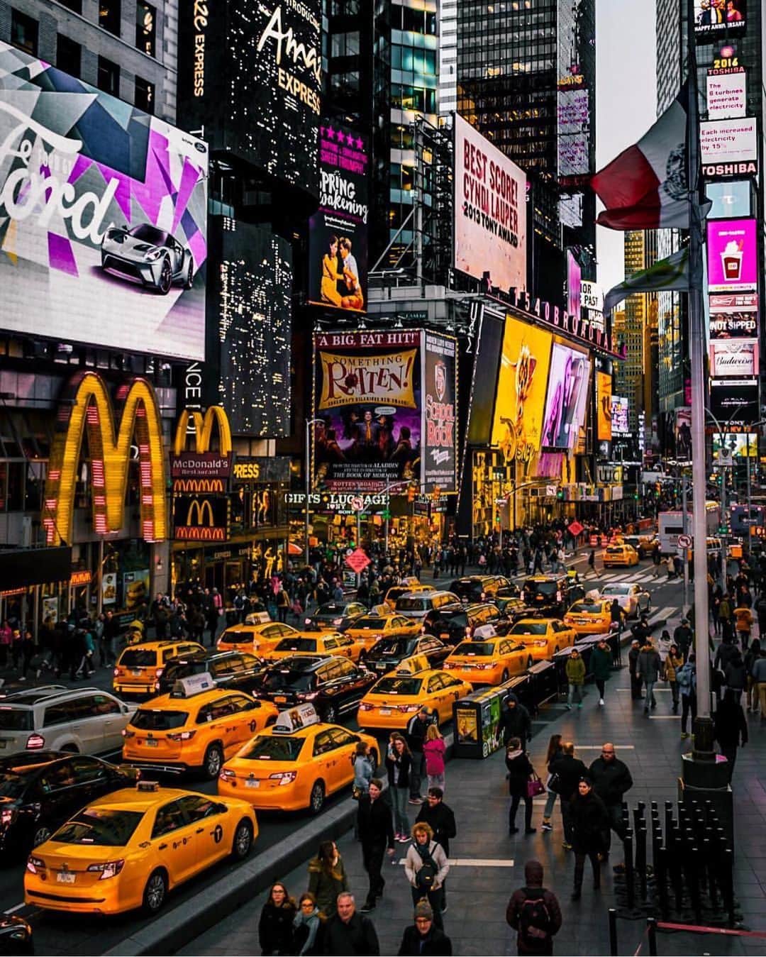 Earth Picsさんのインスタグラム写真 - (Earth PicsInstagram)「Rush hour in Times Square New York City by @yushi.95」7月29日 11時35分 - earthpix