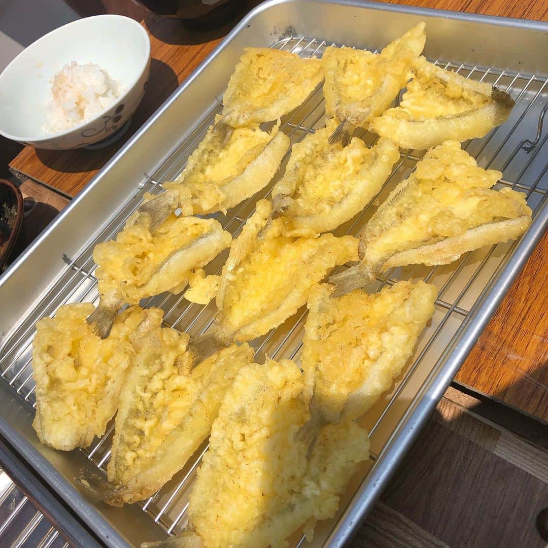 里美ゆりあのインスタグラム：「キス釣りして船の上でキスの天ぷらを食べたよ＾＾ 炎天下で死にそうだけど夏らしい🌊 #キス#釣り#釣りガール#釣り女子#天ぷら#船#海釣り#海#summer#炎天下#日焼け止め」