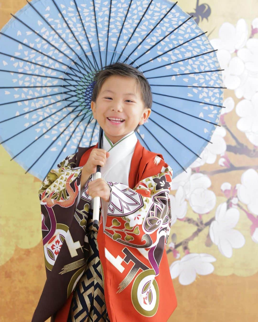 高橋菜摘のインスタグラム：「IKKI👦753Photo📷 息子の七五三の前撮りをしました❤︎ 子供撮影のスタッフさんは 本当にテキパキしてて素晴らしい！ 袴は普段選ばなそうな物をchoice👍 参拝当日はまた違う色をselectする予定。 . 2年前、3歳の時にも袴を着たんだけど 見比べるとやっぱりぐっと大人っぽくなった。 写真に残すことは良いことだなっ❣️ とにかく小さいのに口が達者で 生意気なことも甘い言葉も早い！ 毎日寝る時の愛してるよは欠かさず言ってくれるけど 「愛してるよ」が軽くなっちゃう気がして 最近心配になってきたな…笑 . 今回ご縁があり相模大野の @studio_caratt さんにお邪魔しました📷 七五三以外にも家族写真を撮ってくれたり 他に撮りたいモノがあればということで ラフな私服だったり洋装だったり 兄妹写真や夫婦写真まで…❣️笑 こんなに撮っていただいたのに 当日にデータもらえるって凄すぎる。 袴もおしゃれだしすごくおススメです✌️ 七五三撮影で悩んでる方に是非🙆‍♀️ #753」