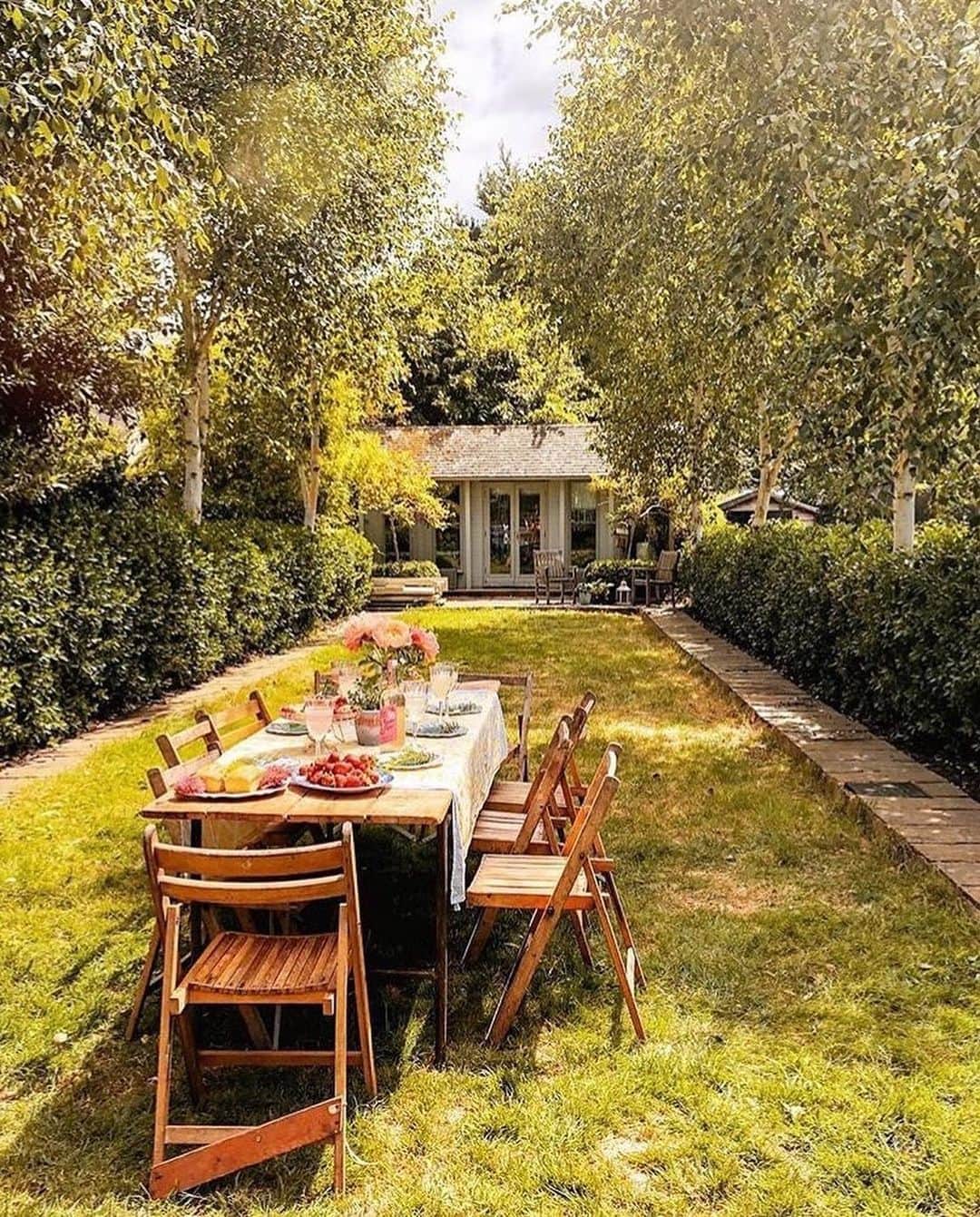 ELLE DECORさんのインスタグラム写真 - (ELLE DECORInstagram)「Dinner among the greenery 🌿🍃 #regram 📸: @wanderforawhile」7月29日 10時16分 - elledecor