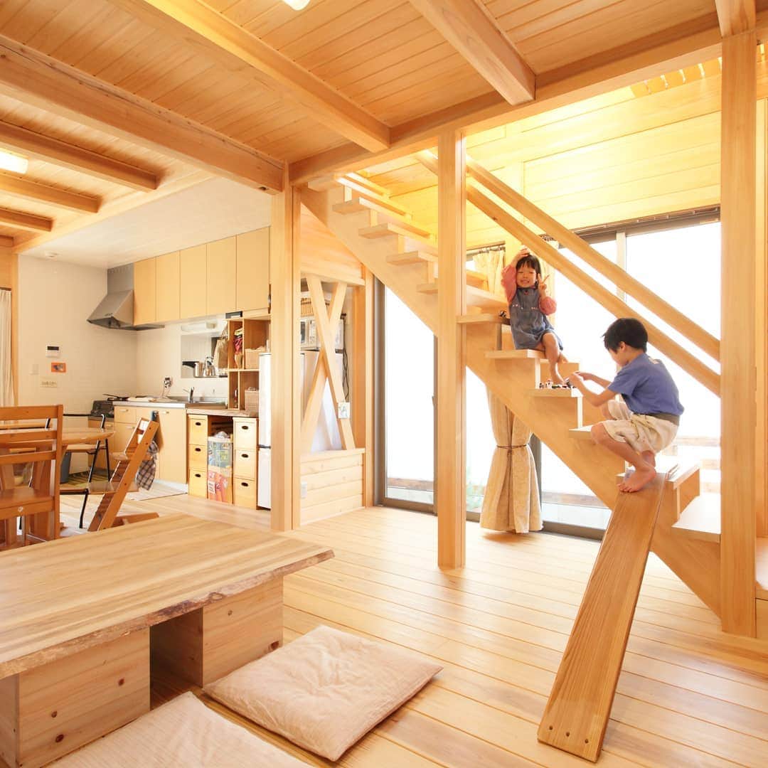 木の家ミヤシタさんのインスタグラム写真 - (木の家ミヤシタInstagram)「【総檜造りのLDK #造作階段 】  木に包まれた室内は温かさでいっぱい✨ そして何年経ってもヒノキの香りでいっぱい🌿  木のある暮らしはほんとに羨ましいです。  #インテリアデザイン #施工事例  もっと見たい方へ プロフィールはこちらです🌿  @miyashita_wood  宮下は木を作り暮らしを創る「木の家」工務店。  Instagramの方は プロフィールページのURLをタップ  Facebookの方は↓↓こちらから https://miyashita-lww.jp  #宮下 #兵庫県 #神戸市北区 #工務店 #一級建築士事務所 #木造住宅 #注文住宅 #新築 #建て替え #リフォーム  #製材所 #兵庫県産木材 #木の家 #一戸建て #セルロースファイバー #セルロースファイバー断熱材  #デコスドライ工法 #無垢材の床  #ハウスメーカー検討中  #ナチュラル #木のあるくらし #マイホームづくり #おうちづくり #工務店選び #工務店がつくる家 #ミヤシタの家 #木が好きな人と繋がりたい」7月29日 10時10分 - miyashita_wood