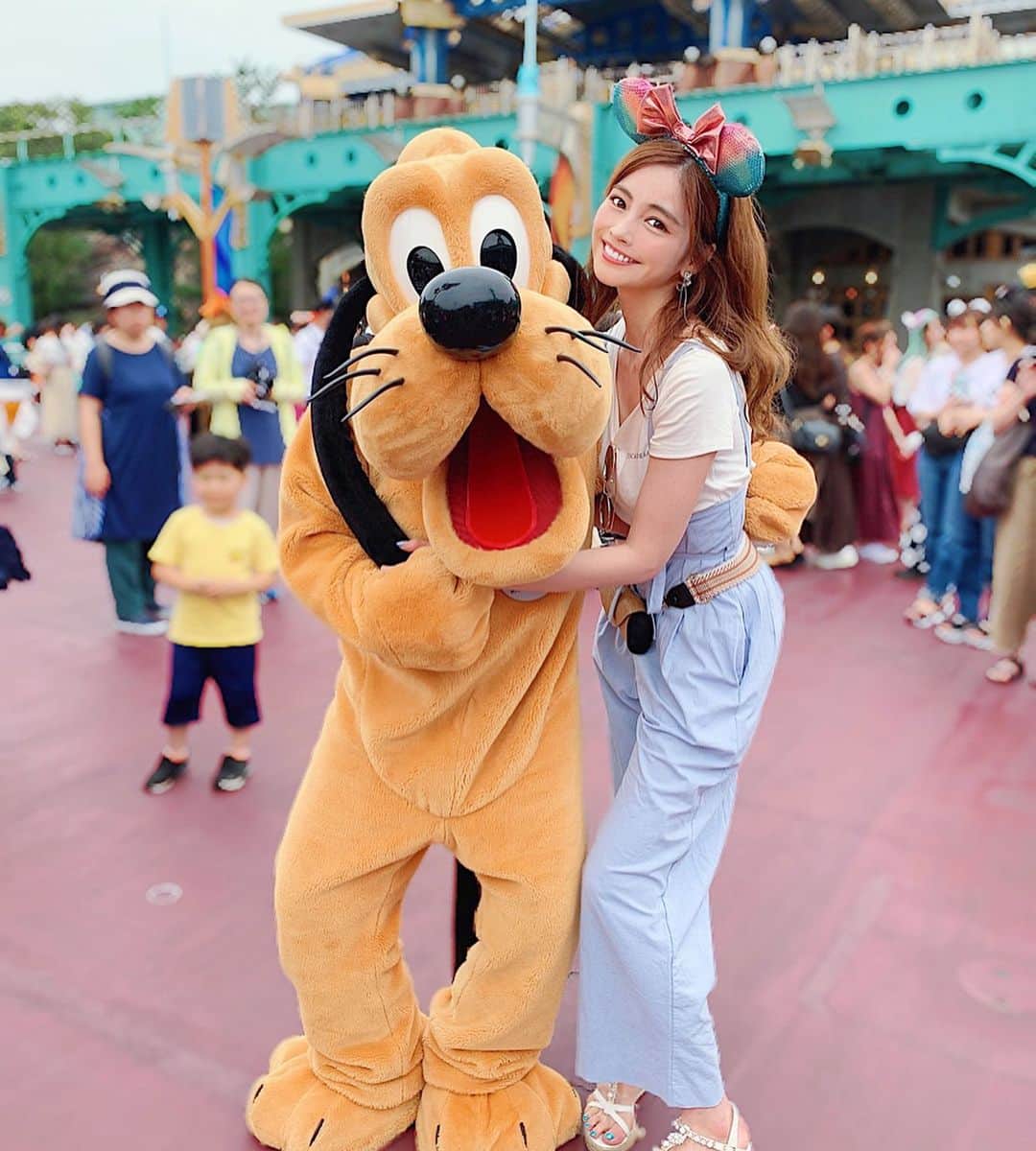 得あゆさんのインスタグラム写真 - (得あゆInstagram)「大好きなプルート会えました💛🧡 #みんなの人気者私の片思い😌 #なのに2ショットになると慣れた手つきで腰に手回してくる #好き笑 ・ ・ ・ ・ ・ ・ ・ ・ #ディズニー#ディズニーシー#ディズニーランド#夢の国#女子旅#東京#ガーリー#ディズニーコーデ#コーディネート#スタイル#夏#夏休み#インスタ映え#カメラ女子#大人カジュアル#プルート#犬#イケメン#彼氏#デート#カップル#disneysea#disneyland#disney#japanesegirl#summerfashion#tokyodisneysea」7月29日 10時11分 - tokuayu819