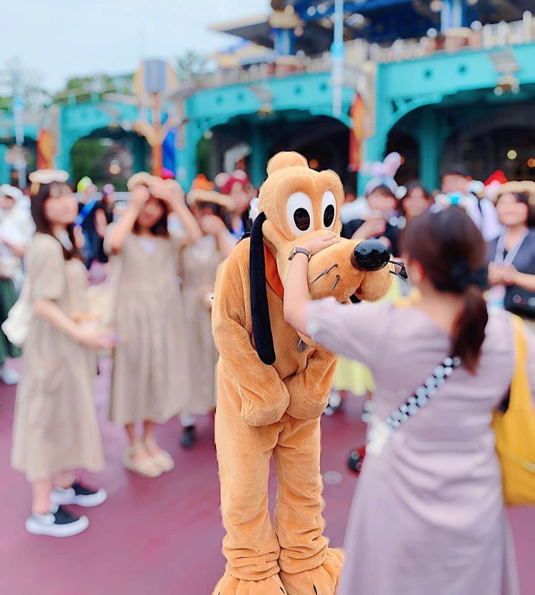 得あゆさんのインスタグラム写真 - (得あゆInstagram)「大好きなプルート会えました💛🧡 #みんなの人気者私の片思い😌 #なのに2ショットになると慣れた手つきで腰に手回してくる #好き笑 ・ ・ ・ ・ ・ ・ ・ ・ #ディズニー#ディズニーシー#ディズニーランド#夢の国#女子旅#東京#ガーリー#ディズニーコーデ#コーディネート#スタイル#夏#夏休み#インスタ映え#カメラ女子#大人カジュアル#プルート#犬#イケメン#彼氏#デート#カップル#disneysea#disneyland#disney#japanesegirl#summerfashion#tokyodisneysea」7月29日 10時11分 - tokuayu819