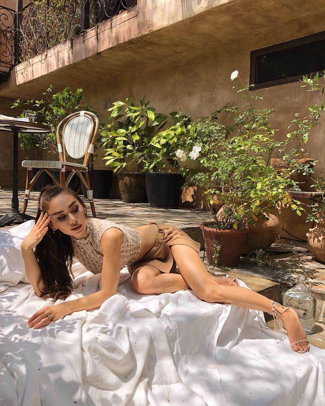 ルミ・ニーリーのインスタグラム：「Favorite sprawl spot 😌」