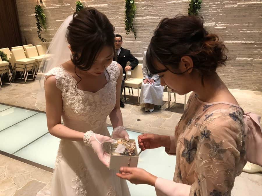 伊倉愛美さんのインスタグラム写真 - (伊倉愛美Instagram)「なかなさんの結婚式にて。 歌ってくれるお礼にと、 とっても素敵なアクセサリーを プレゼントしてくれました。 お色直しでイヤリングが お揃いになって嬉しかったー😆💗 とてもなかなさんらしい 繊細で上品なデザイン。 また大切な日に使いたいな、、✨ #結婚 #結婚式 #ウェディング #wedding #weddingparty #挙式 #アクセサリー #accessory #イヤリング #earrings #髪飾り #hairaccessory」7月29日 10時22分 - ikura_manami