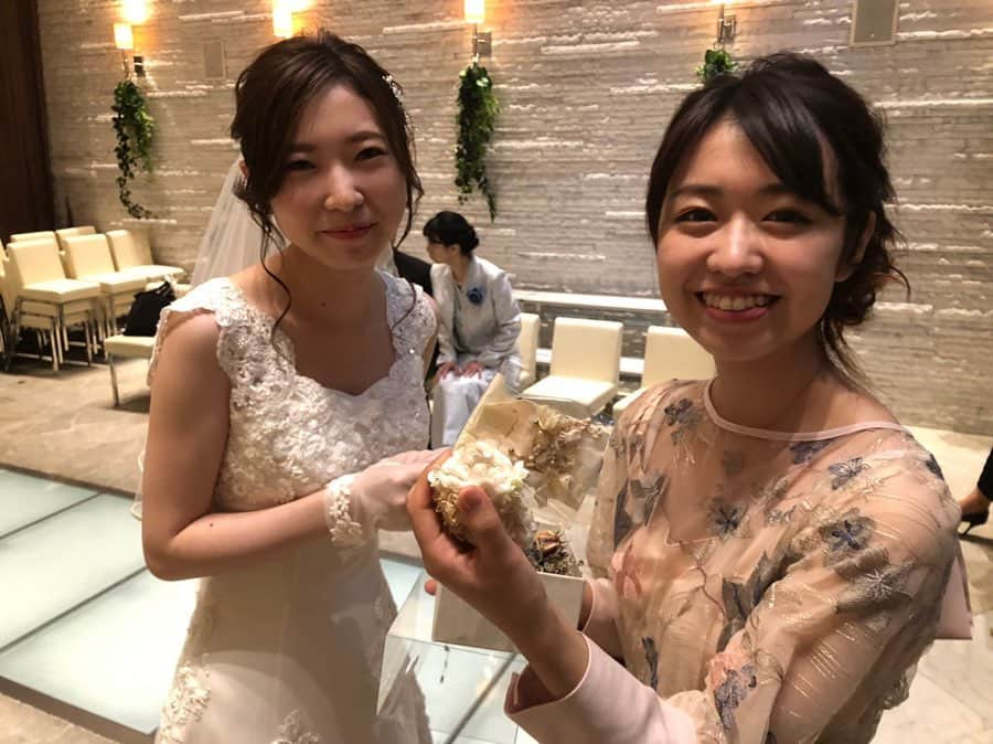 伊倉愛美さんのインスタグラム写真 - (伊倉愛美Instagram)「なかなさんの結婚式にて。 歌ってくれるお礼にと、 とっても素敵なアクセサリーを プレゼントしてくれました。 お色直しでイヤリングが お揃いになって嬉しかったー😆💗 とてもなかなさんらしい 繊細で上品なデザイン。 また大切な日に使いたいな、、✨ #結婚 #結婚式 #ウェディング #wedding #weddingparty #挙式 #アクセサリー #accessory #イヤリング #earrings #髪飾り #hairaccessory」7月29日 10時22分 - ikura_manami