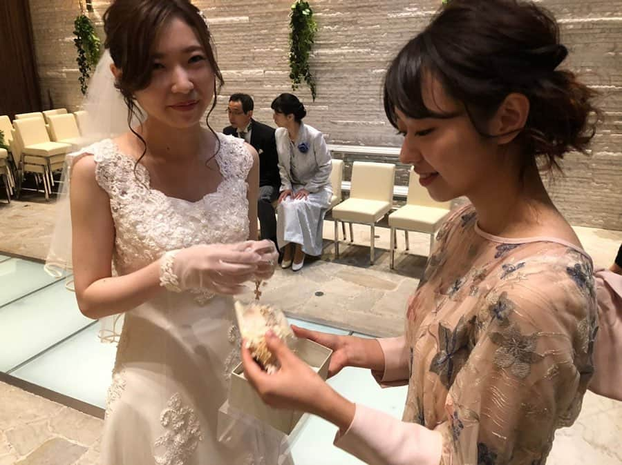 伊倉愛美さんのインスタグラム写真 - (伊倉愛美Instagram)「なかなさんの結婚式にて。 歌ってくれるお礼にと、 とっても素敵なアクセサリーを プレゼントしてくれました。 お色直しでイヤリングが お揃いになって嬉しかったー😆💗 とてもなかなさんらしい 繊細で上品なデザイン。 また大切な日に使いたいな、、✨ #結婚 #結婚式 #ウェディング #wedding #weddingparty #挙式 #アクセサリー #accessory #イヤリング #earrings #髪飾り #hairaccessory」7月29日 10時22分 - ikura_manami