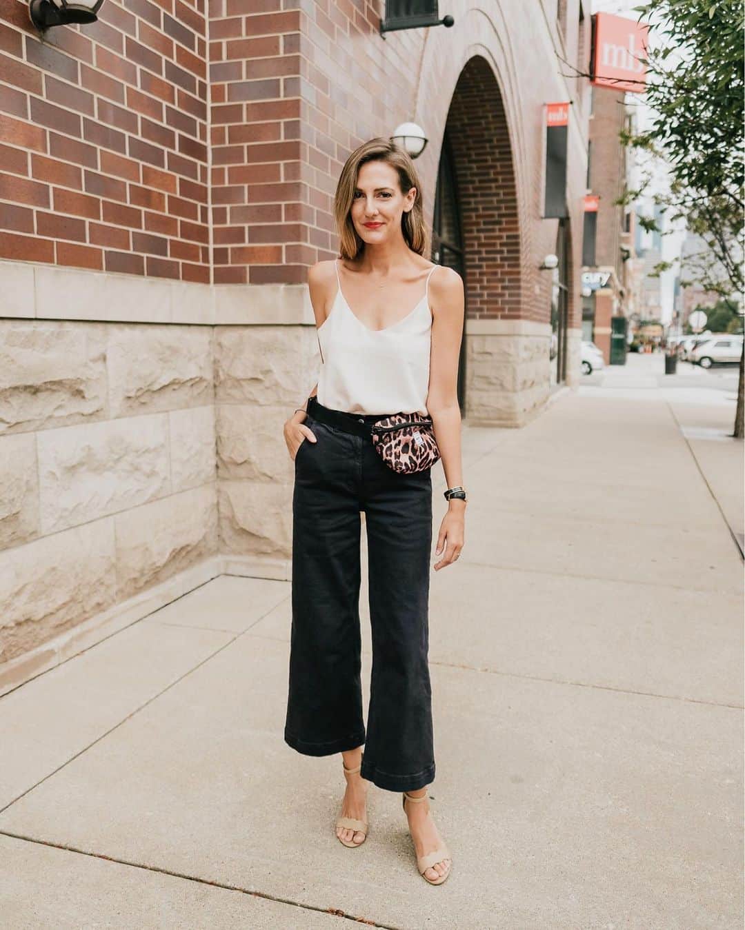 Anna Jane Wisniewskiさんのインスタグラム写真 - (Anna Jane WisniewskiInstagram)「Wear this Everlane silk cami too much? Never. Wear these Everlane cropped wide legs too much? Also, never. I don’t, however, wear this leopard fanny pack (oh, sorry, “belt bag”) that much but I’ll be bringing it to Spain 😬 http://liketk.it/2DKRF #liketkit @liketoknow.it #LTKtravel #everlane #classicstyle #chicagoblogger 📸 @ironandhoney」7月29日 10時30分 - seeannajane