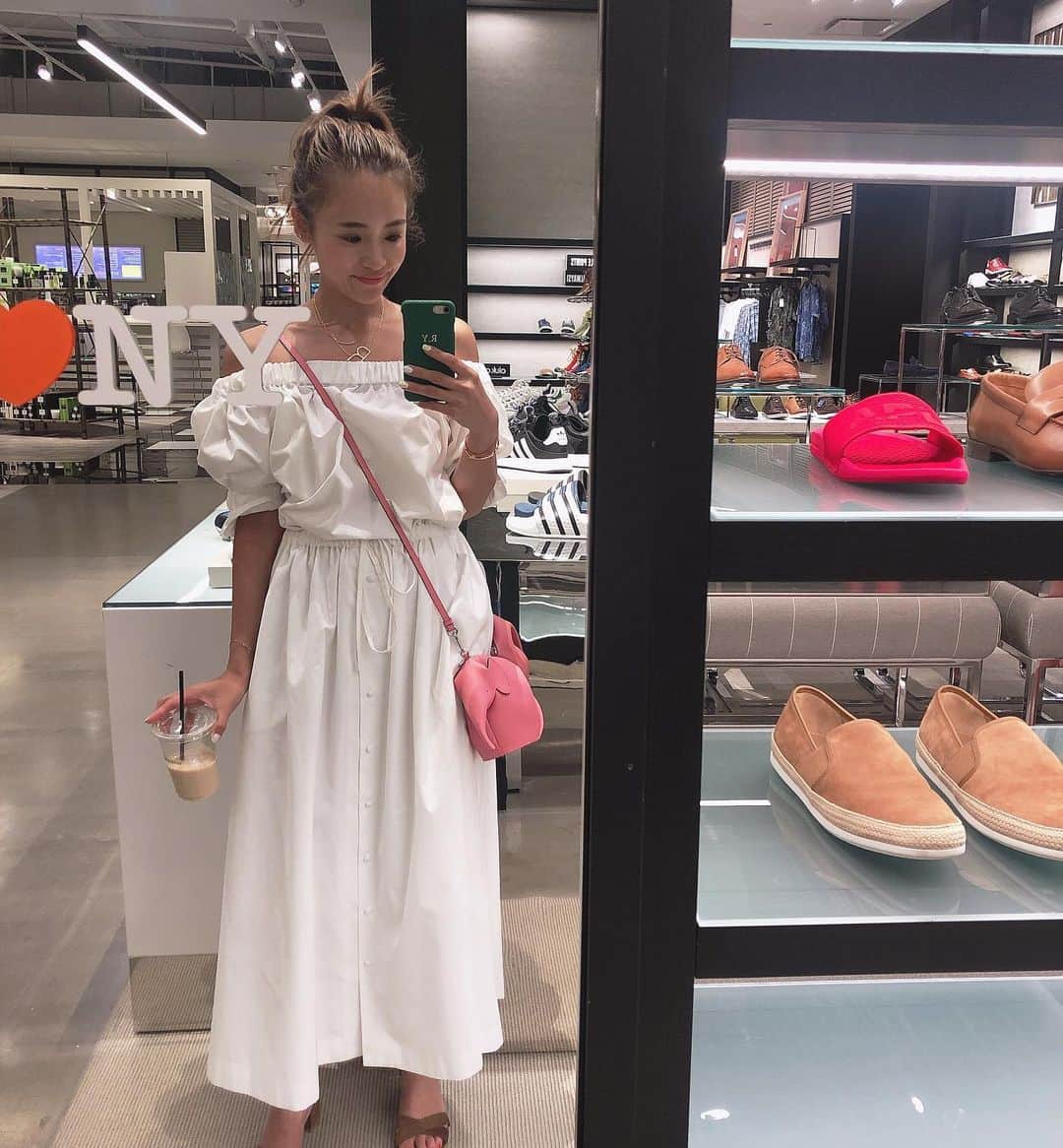 のインスタグラム：「追い込みショッピング🛍♥️ せっかく焼けたのでオフショルワンピを着てハワイで買ったイニシャルのネックレスを付けました( ◜◡◝ )♡ ・ ・ OP/// #rosymonster  SHOES/// #gianvitorossi  BAG/// #LOEWE NECKLACE/// #anthopologie ・ ・ 初日から悩み続けたお土産、ようやく買えました笑 #ootd #fashion #coordinate #hawaii #shopping」