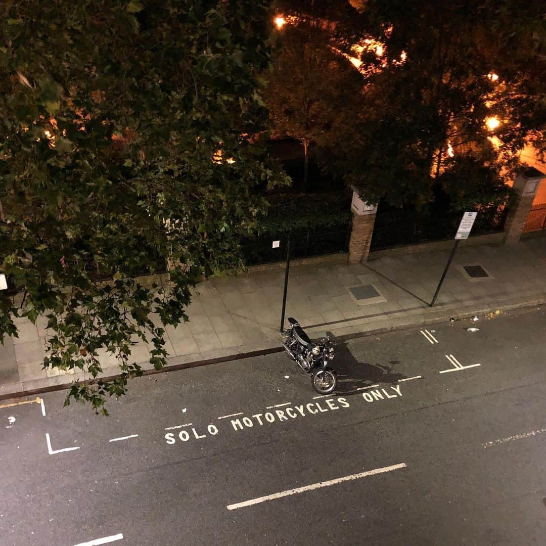 ロバート・パトリックさんのインスタグラム写真 - (ロバート・パトリックInstagram)「Solo Motorcycle’s only. #solo #lonewolf #motorcycles #ride #london」7月29日 10時35分 - ripfighter