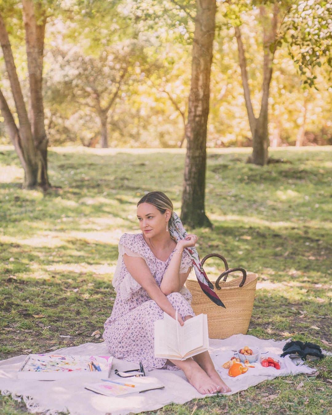 リズ・チェルカソワのインスタグラム：「Spent my weekend hosting friends at our pool, picnicking in the park, and  re-reading Hemingway’s The Sun Also Rises. What are you currently reading?」