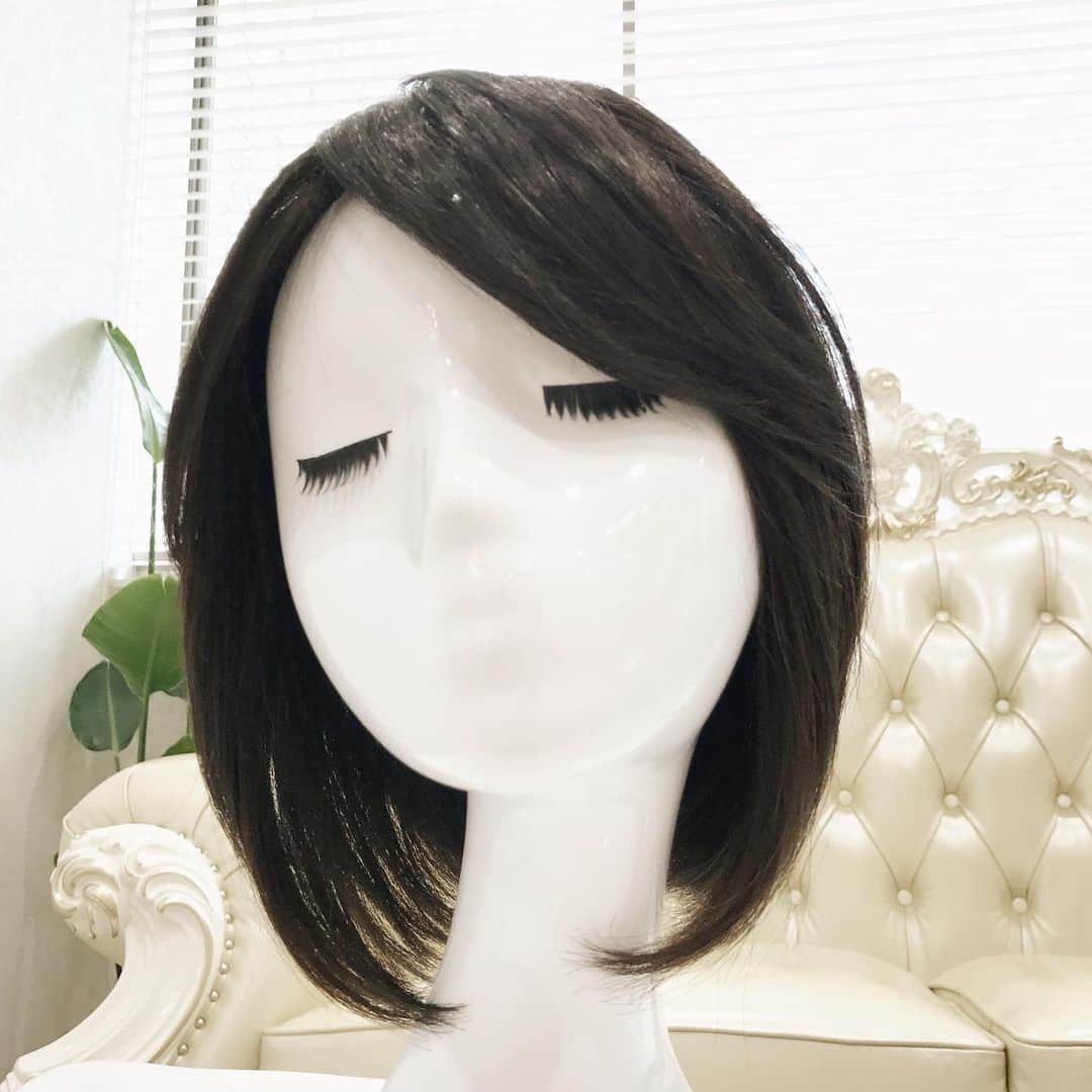 AQUADOLL アクアドールウィッグさんのインスタグラム写真 - (AQUADOLL アクアドールウィッグInstagram)「こんにちは。アクアドール名古屋サロンの野村です❣️ 今日の名古屋の新作は前下がりのボブです💕  明るいカラーが人気の名古屋ですが仕事柄明るいのはダメなのとおっしゃる方も多いので1番暗い色で作ってみてました❗️ 暑いので前髪をあげても自然に見えるように産毛をたくさん作ってあります😆  名古屋オリジナルになります💕  今回はサイズ違いも作りました。  気になった方は名古屋サロンにお越しください❗️ お待ちしてます🌈  人毛MIX 00B S.Mサイズ NBKM ナチュラルブラック ¥59,184-(税込)です‼️ #AQUADOLL#アクアドール#アクアドールヴィーナス#アクアドールウィッグ#医療用ウィッグ#ウィッグ#wig#カツラ#ウィッグ生活#抗がん剤#抗がん剤治療#副作用#乳がん#がん#がん患者#脱毛症#円形脱毛症#自己免疫疾患#多発性脱毛症#薄毛#抜毛症#愛知県#名古屋市#名駅#女装#白髪#おしゃれさんと繋がりたい#ボブ#前下がりボブ」7月29日 10時40分 - aquadollwig