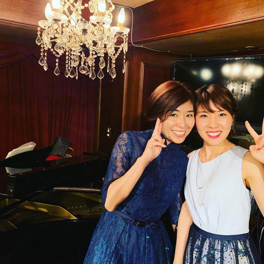 のインスタグラム：「昨日は、東京で、ひと足早いバースデーライブでした✨ 会場いっぱいのお客様の笑顔いっぱい💚に包まれて最高のライブとなりました❣️ サプライズのプレゼント🎁は、皆さん大合唱のハッピーバースデーソング＆バースデーケーキ🎂 ayunaさんからの涙のオリジナルソングの弾語り🎹♬✨ 感激でした😭  みんな、本当にありがとう💞  そして、同郷で同じオーディション出身の先輩！桑田靖子さんもお客様として来て頂き感動の再会💕  Present の作詞家、佐藤純子さんから素晴らしいお花のプレゼント🌸  司会は、米谷奈津子さん✨ バッチリ盛り上げて頂きました😃  そして、二次会は、歌謡曲BAR スポットライトさんへ。 最後まで話しは尽きず… 盛り上がり😃  幸せすぎる一日となりました✨  周りの皆さんのあたたかさに、 心から感謝します😃✨ 本当にありがとうございました😊✨ 次は、8/2バースデー当日の福岡ライブです♬」