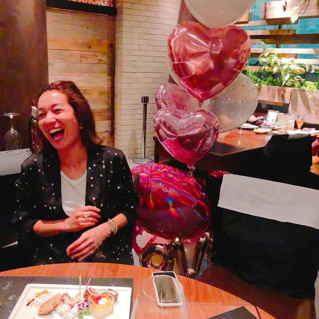 野沢和香さんのインスタグラム写真 - (野沢和香Instagram)「Happy birthday my buddy❣️ 昨日は @yuri_arai の誕生日！ サプライズしようと企み何度もあの手この手で誘いだそうと思いきや、 仕事で忙しいと本人ねアッサリ断られ🤣w  どうしたものか🤔と思っていたら、 夜中に他の首謀者から突然不審な優しいメールが😆📩来て、 結果、ユリを大好きなメンバーが集まってお祝いできました❣️ 笑顔と笑い声がとびきり可愛いい人❣️ 彼女と一緒にいると、笑いとワクワクがとまらない最高のbuddy❣️ 怖がりなのに勇気があって、 子供みたいに正直で、なのにいつも母のような大きな愛に溢れてる❤️💕 その笑顔と存在がどれだけ沢山の人を幸せにしていることか！  愛しかないあなたにはLoveがお似合い❣️ いつもユリの、幸せと、自由と、愛に溢れた時を心から願っているよ！！ so much Love ❣️」7月29日 10時46分 - wakanozawa