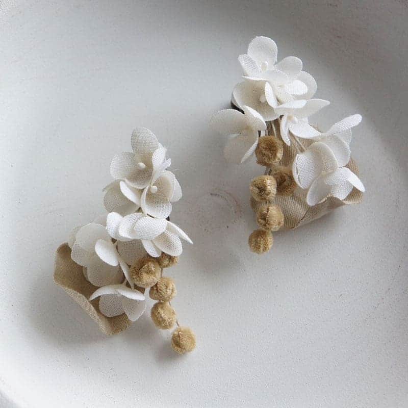 手紙社さんのインスタグラム写真 - (手紙社Instagram)「【「布博 in 横浜」ブローチ博＆耳飾りパーティー：BB LUCK】 BB LUCK・長内さくらさんが作るのは、布から生まれる花のアクセサリーたち。スズラン、シロツメクサ、デイジーにアナベル……。何度も染めを重ねて生まれた深みのある色合いと、自然界に咲く姿をそっとそのまま布に仕立て上げたような上品かつ可憐な佇まいで、あなたの装いに花を添えてくれますよ。 . ▶前売チケット、好評発売中です！詳細は「@textilefabrics」プロフィールのリンクへ . ▶︎ボランティアスタッフ募集中！ 詳しくはプロフィールのハイライトへ！ . 【「布博 in 横浜」開催概要】 開催日：2019年8月3日（土）～4日（日） 時間：10:00～18:30 会場：大さん橋ホール （横浜市中区海岸通1丁目1-4） 入場料：700円　※小学生以下は無料 前売券：600円 . #手紙社#手紙舎#布博#布博in横浜#みなとみらい#nunohaku#大さん橋#布雑貨#手芸#テキスタイル#刺繍#ブローチ#ピアス#イヤリング#design#textile#texteles#fabric#BBLUCK」7月29日 10時50分 - tegamisha