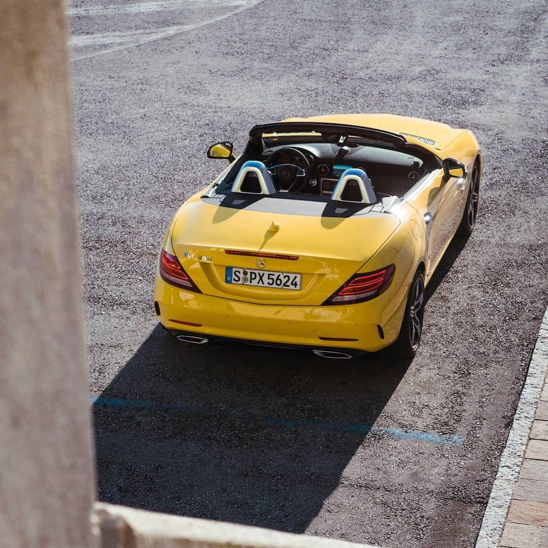 メルセデス・ベンツさんのインスタグラム写真 - (メルセデス・ベンツInstagram)「Shiny performance. 🌟 📸: @svenklittich for #MBsocialcar [Mercedes-Benz SLC 300 | Kraftstoffverbrauch kombiniert: 7,2–6,9 l/100 km | CO₂-Emissionen kombiniert: 163–158 g/km | mb4.me/nefz] . #Mercedes #MercedesBenz #carsofinstagram #InstaCar #MBCar #SLC #SLC300 #finaledition #yellow」7月29日 11時00分 - mercedesbenz