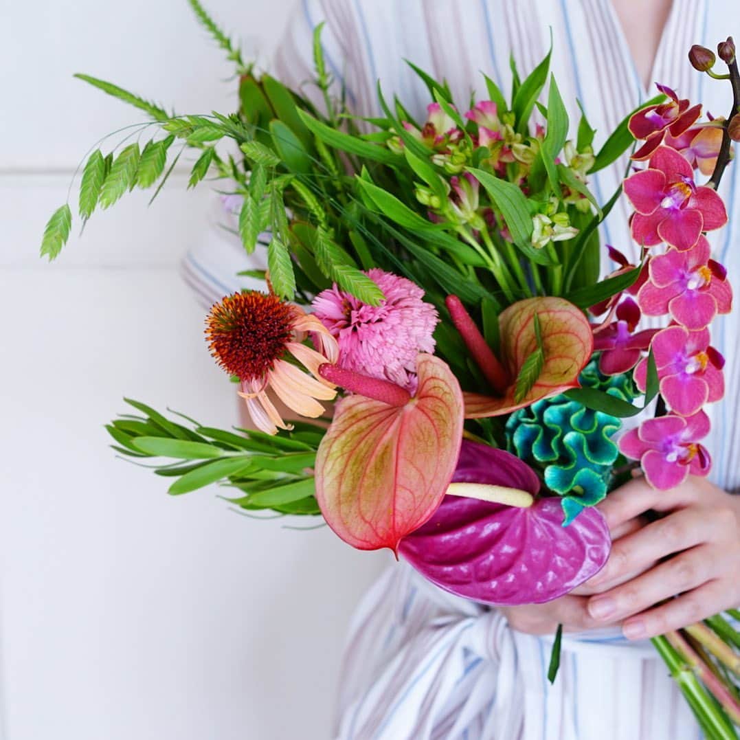 前田有紀さんのインスタグラム写真 - (前田有紀Instagram)「最近のアンスリウムは色も様々、小ぶりなタイプ可愛いなぁとついつい手に取ってしまう。この時期に比較的日持ちするのも嬉しい！ guiの8月の花の日は「アンスリウムのサマーブーケ」をお届けします。8月10日到着です。お盆休みのスタートですが、旅行の計画はまだという方（うちがまさにそうなんです）お部屋でカラフルなお花を飾って楽しむのもいいですね。 眺めるだけで元気になれるようなとびきりの夏の花をお届けします！ . @gui.flower  #guiflower」7月29日 11時00分 - yukimaeda0117