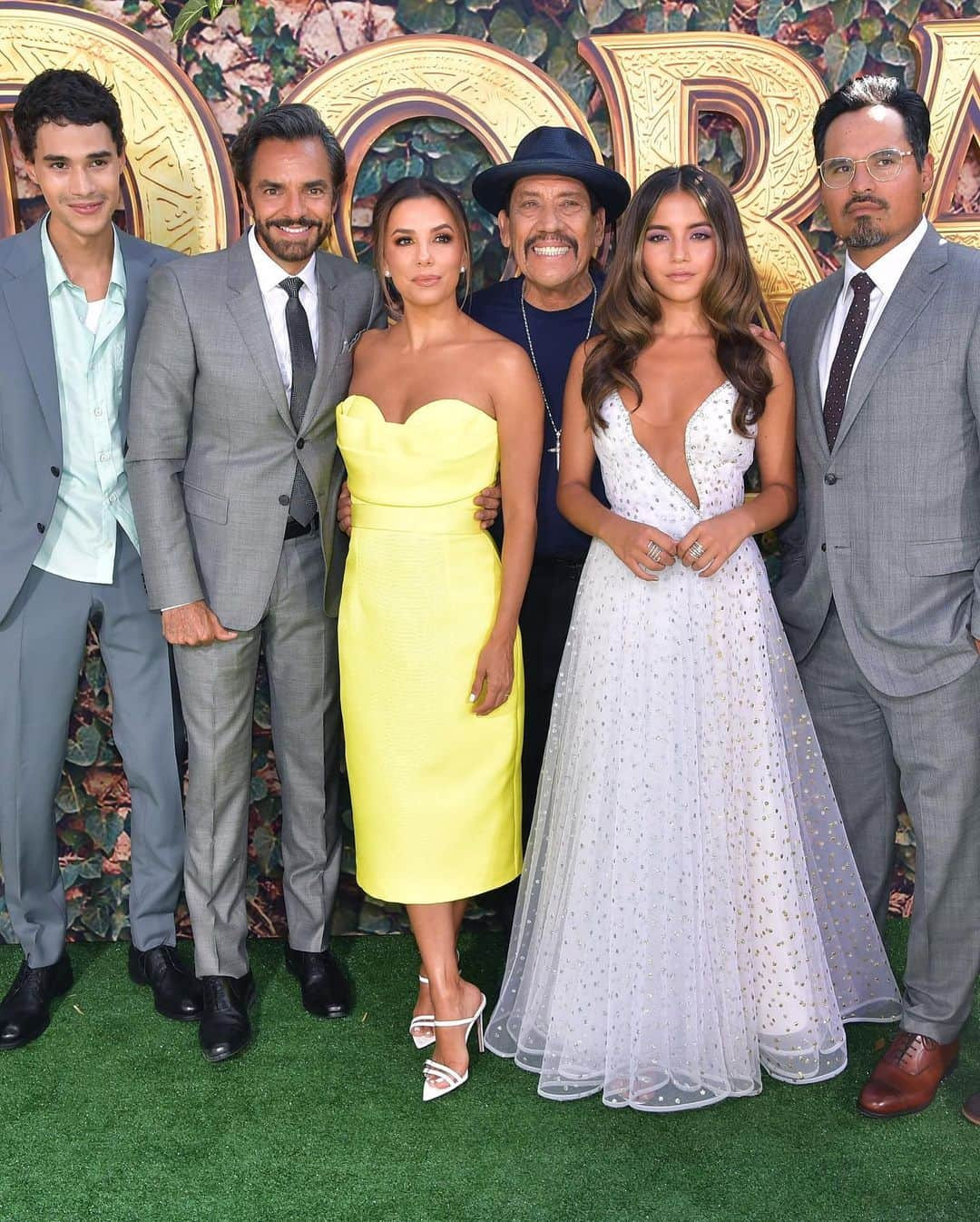 Just Jaredさんのインスタグラム写真 - (Just JaredInstagram)「@isabelamoner gets sandwiched between her @doramovie parents @evalongoria and @mvegapena at the premiere with their costars @ederbez @jeffwahlbrg and @officialdannytrejo! #IsabelaMoner #EvaLongoria #MichaelPena #JeffreyWahlberg #EugenioDerbez #DannyTrejo Photos: Getty」7月29日 10時52分 - justjared