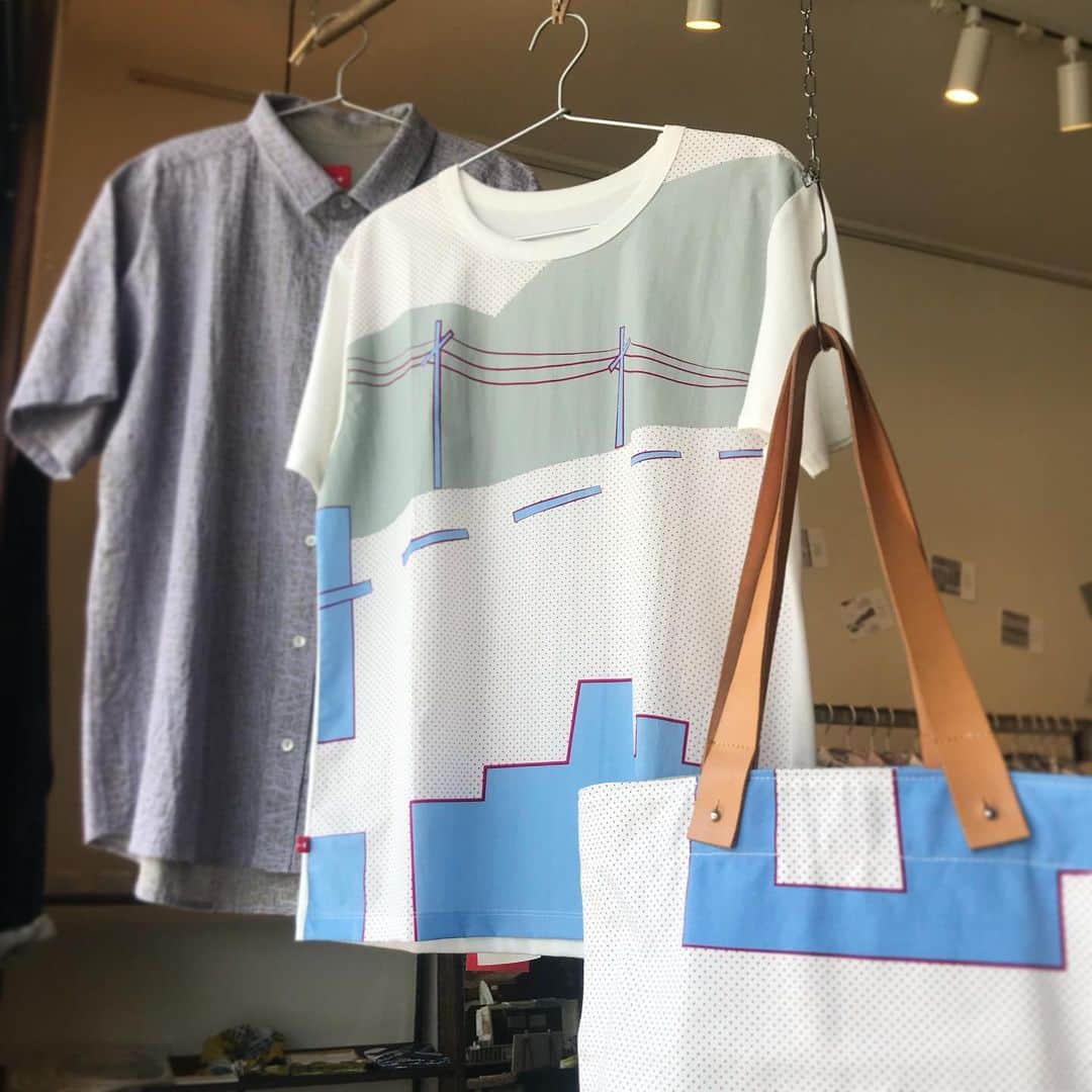 のインスタグラム：「【kakapoさんの夏アイテム揃っています！at手紙舎鎌倉店】 テキスタルデザイナー・カネイチヨウコさんによる、テキスタイルブランドkakapoの個展が手紙舎鎌倉店にて開催中です。布の生産からプリント、縫製まで「国内生産」にこだわったオリジナルの生地を生産。「流行やファッションに流されず、長く愛されるデザイン」を目指し、日常生活のなかに「遊び」と「楽しさ」がプラスされるテキスタイルアイテムを提案していいます。今回の展示では、ボディがシャツ生地、袖がTシャツ生地という、ラフすぎないクールなTシャツなど、夏にぴったりのアイテムが勢ぞろいしています。暑い夏をとびきり楽しいものに変えるような、お気に入り一枚を手に入れてみてはいかがでしょう。 【kakapo展】 期間：7月18日（木）〜8月5日（月） 在廊日: 7月21日(日)、28日(日) 会場：手紙舎 鎌倉店（神奈川県鎌倉市長谷2-5-41） tel：0467-38-5035 open：11:00-18:00 close：火・水曜日 . #手紙社#手紙舎#手紙舎鎌倉店#鎌倉#kakapo#テキスタイル#布#Tシャツ」
