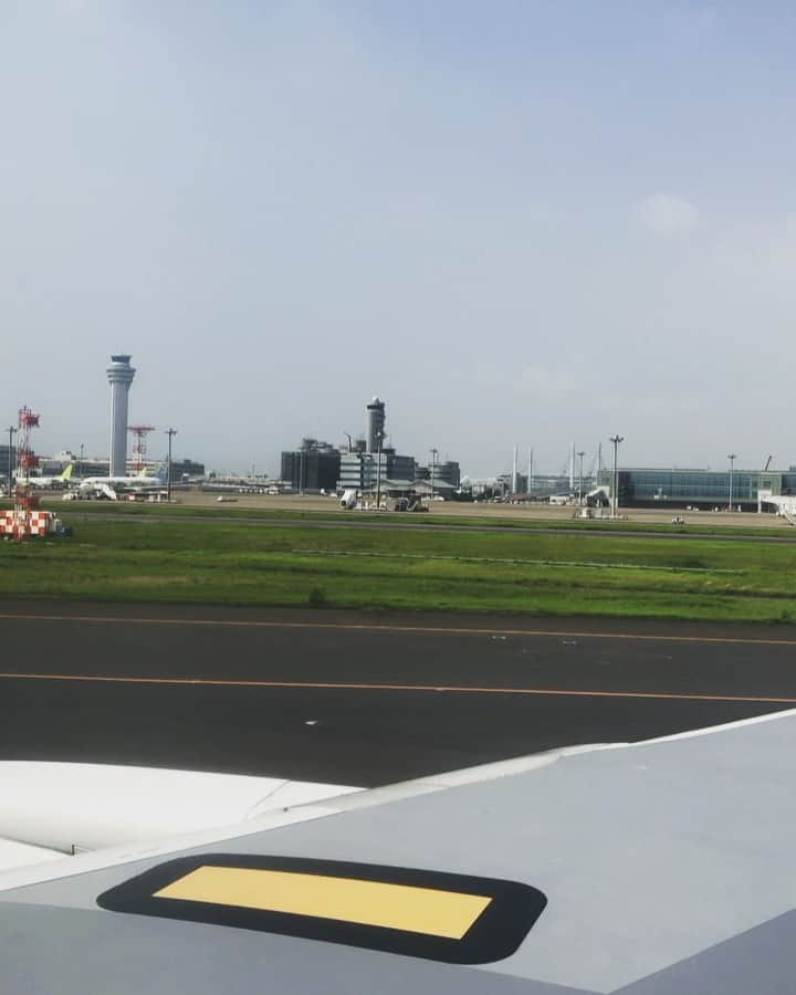 松阪ゆうきのインスタグラム：「あっと言う間に飛んで あっと言う間に広島に到着。  34°らしい。 まあまあ暑い😵  #広島 #ana #キャンペーン #飛行機 #寝てたらすぐ着いた」