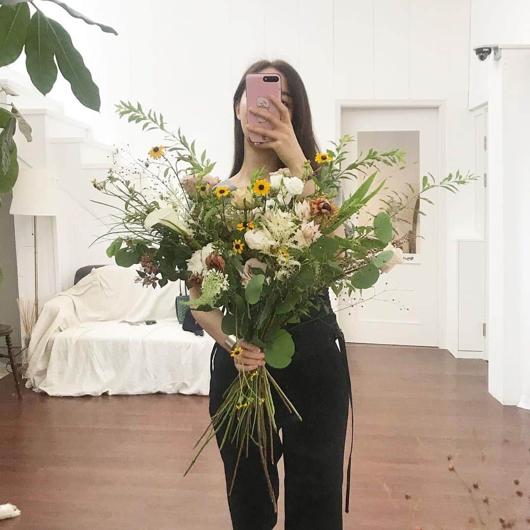 플로리스트 이주연 florist Lee Ju Yeonさんのインスタグラム写真 - (플로리스트 이주연 florist Lee Ju YeonInstagram)「. . #바네스꽃다발 #vaness花束 . 핸드타이드 데몬중에 🌱 . #수업문의 #주문예약 #lesson #Order  Katalk ID vaness52 클래스상시모집 당일꽃주문가능 WeChat ID vaness_flower E-mail vanessflower@naver.com . 강남구 역삼동608-16 📞02-545-6813 . #vanessflower #florist #flowershop #handtied #flowerlesson #花束 #花束包装 #바네스플라워 #플라워카페 #플로리스트 #꽃다발 #부케 #플로리스트학원 #역삼동꽃집 #역삼역꽃집 #언주역꽃집 #꽃꽂이수업 #플라워레슨 #꽃다발포장법 #꽃수업 #꽃주문 #하우스웨딩 #대관」7月29日 11時02分 - vanessflower