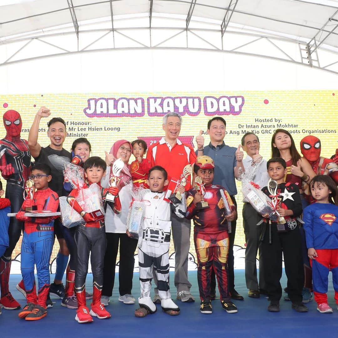 リー・シェンロンさんのインスタグラム写真 - (リー・シェンロンInstagram)「Had a fun time with residents and resident superheroes at Jalan Kayu Day yesterday!⠀ ⠀ This year’s JK Day was held in Buangkok Square Park, which just opened in March. Buangkok, like other emerging estates, has welcomed many new families. Residents can look forward to more facilities in the months to come, including pre-schools and Residents’ Networks.⠀ ⠀ To these new Jalan Kayu residents, I hope your families will find warm comfort in your homes, and make good friends with your new neighbours. As the new community forms, we should all help to grow the kampong spirit. And that’s something all of us can do, superhero or otherwise! – LHL⠀ ⠀ (MCI Photos by Clement)」7月29日 11時03分 - leehsienloong