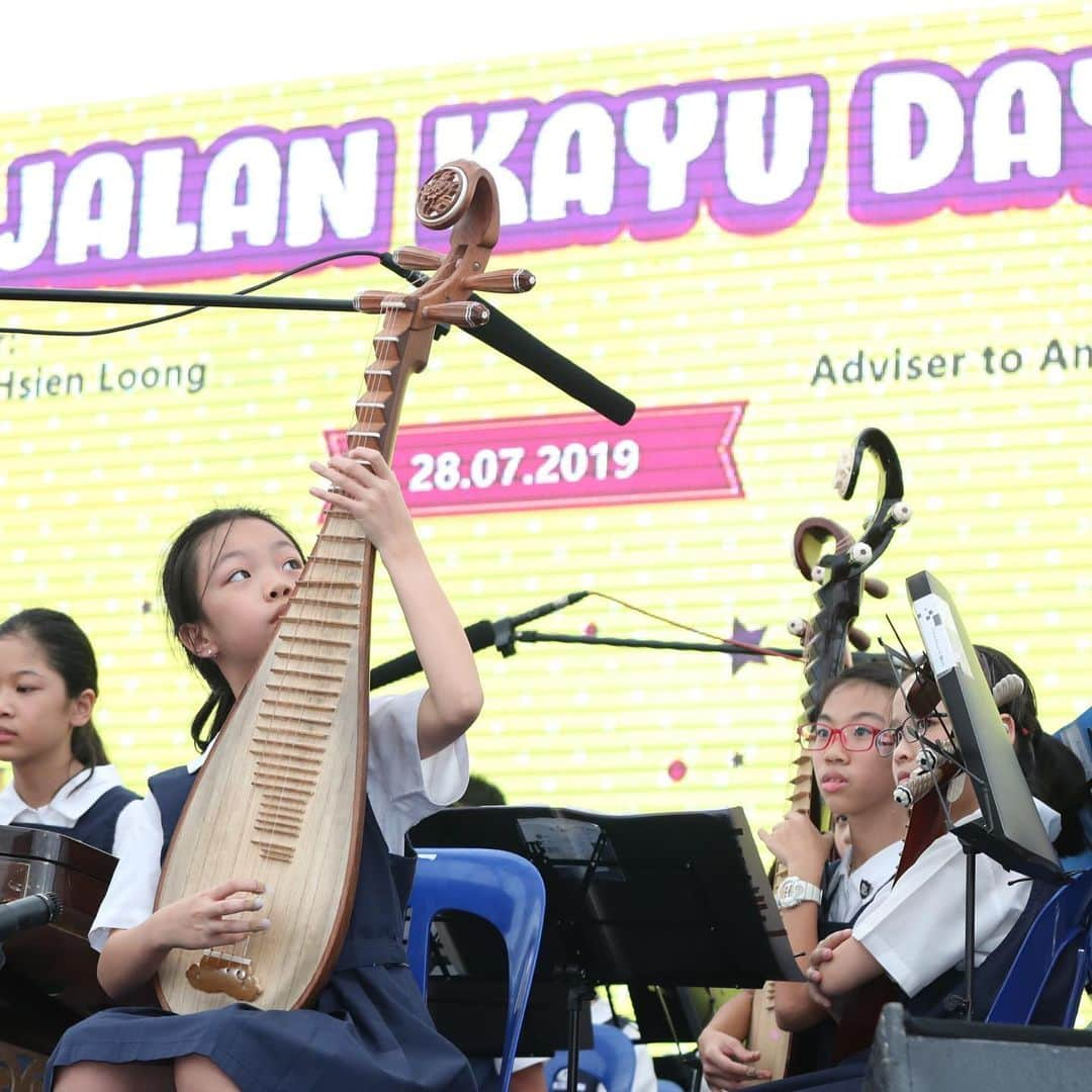 リー・シェンロンさんのインスタグラム写真 - (リー・シェンロンInstagram)「Had a fun time with residents and resident superheroes at Jalan Kayu Day yesterday!⠀ ⠀ This year’s JK Day was held in Buangkok Square Park, which just opened in March. Buangkok, like other emerging estates, has welcomed many new families. Residents can look forward to more facilities in the months to come, including pre-schools and Residents’ Networks.⠀ ⠀ To these new Jalan Kayu residents, I hope your families will find warm comfort in your homes, and make good friends with your new neighbours. As the new community forms, we should all help to grow the kampong spirit. And that’s something all of us can do, superhero or otherwise! – LHL⠀ ⠀ (MCI Photos by Clement)」7月29日 11時03分 - leehsienloong