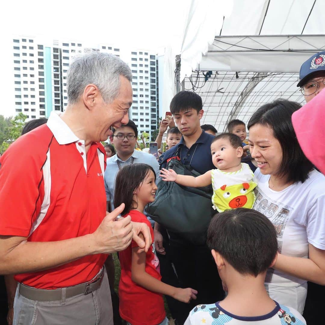 リー・シェンロンさんのインスタグラム写真 - (リー・シェンロンInstagram)「Had a fun time with residents and resident superheroes at Jalan Kayu Day yesterday!⠀ ⠀ This year’s JK Day was held in Buangkok Square Park, which just opened in March. Buangkok, like other emerging estates, has welcomed many new families. Residents can look forward to more facilities in the months to come, including pre-schools and Residents’ Networks.⠀ ⠀ To these new Jalan Kayu residents, I hope your families will find warm comfort in your homes, and make good friends with your new neighbours. As the new community forms, we should all help to grow the kampong spirit. And that’s something all of us can do, superhero or otherwise! – LHL⠀ ⠀ (MCI Photos by Clement)」7月29日 11時03分 - leehsienloong