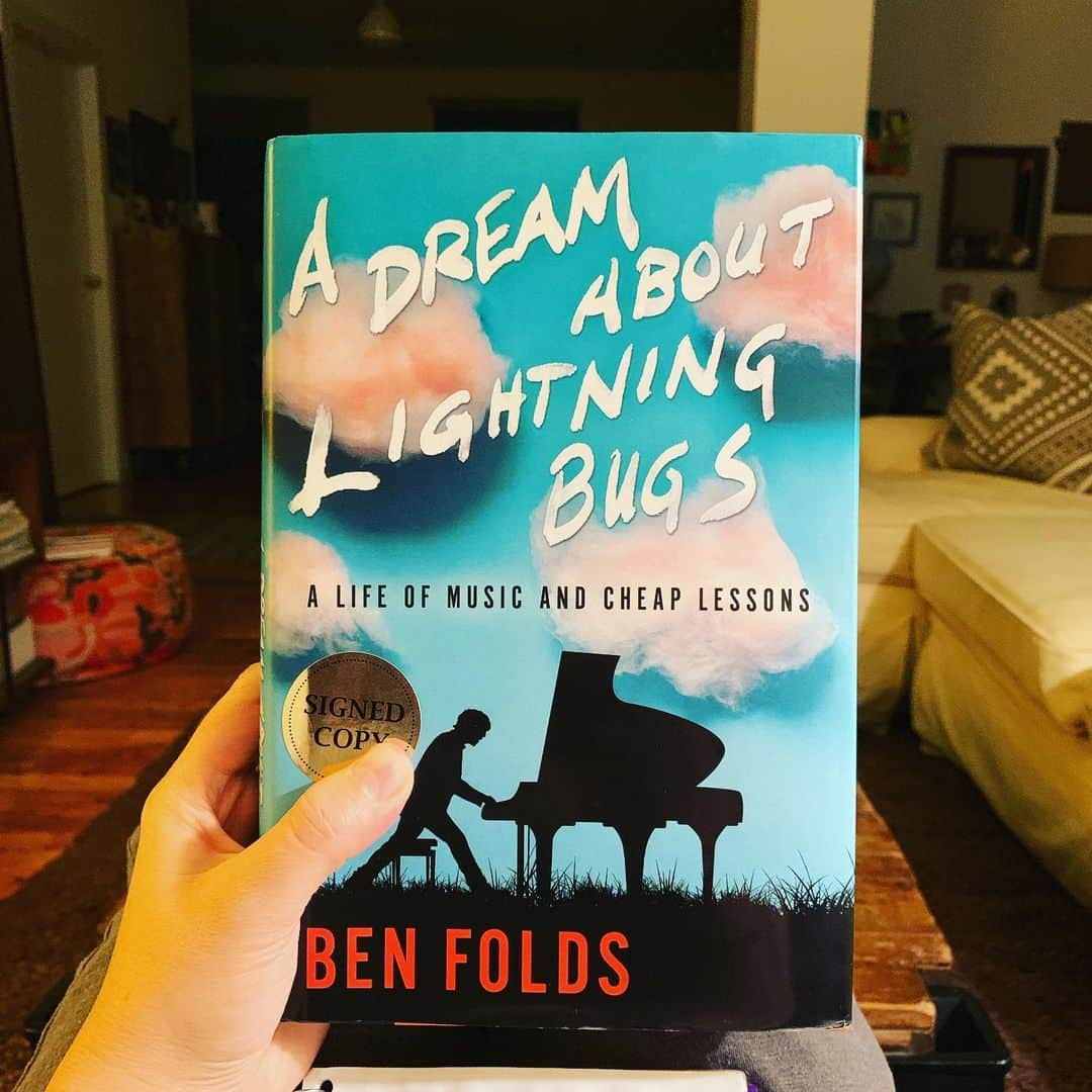 サラ・バレリスさんのインスタグラム写真 - (サラ・バレリスInstagram)「Re-reading this masterpiece. Can’t wait for Wednesday.... I’m gonna talk at you so good @murkanpianist. #adreamaboutlightningbugs #morelikebenGOLDs #seewhatididthere #prepared #professional#preparedprofessional」7月29日 11時23分 - sarabareilles