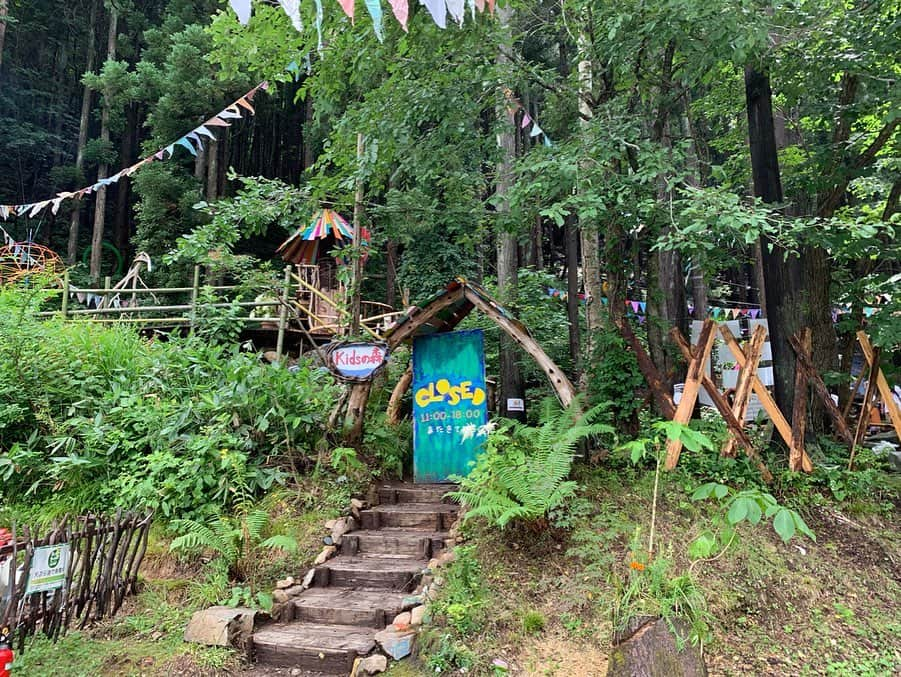 高松いくさんのインスタグラム写真 - (高松いくInstagram)「#fujirock 2019 まずは入口からメインステージへ 🎧 GREEN STAGE 🎵🌳 名だたるアーティストが3日間 次々にフジロックをアートしていく🎨 周りには #keen ブース 👟 やフジロック限定グッズ販売や、 エコステーションがあったりと、 フジロックの意図や想いに出逢うフロア✨ →KID’S LAND 👶💕 自然の遊びを遊び心満載の大人が手掛けるフロア✨ ここで遊ばせるのが、、夢だな〜（笑）  はっきりわかった事は フジロックの服装は ほんっっとうに Yogaウェア特にレギンスがとっても楽で快適だということ٩( ᐛ )و✨  ゴミボックスにも アートが🎨 #ゴミ #分別ゴミ箱 #地球 #エコ #リサイクル  #フジロック #記録 #記憶 #心覚え  #music #nomusicnolife #fiji #rock  #thankyou」7月29日 11時23分 - iku_takamatsu_trip_sup_yoga