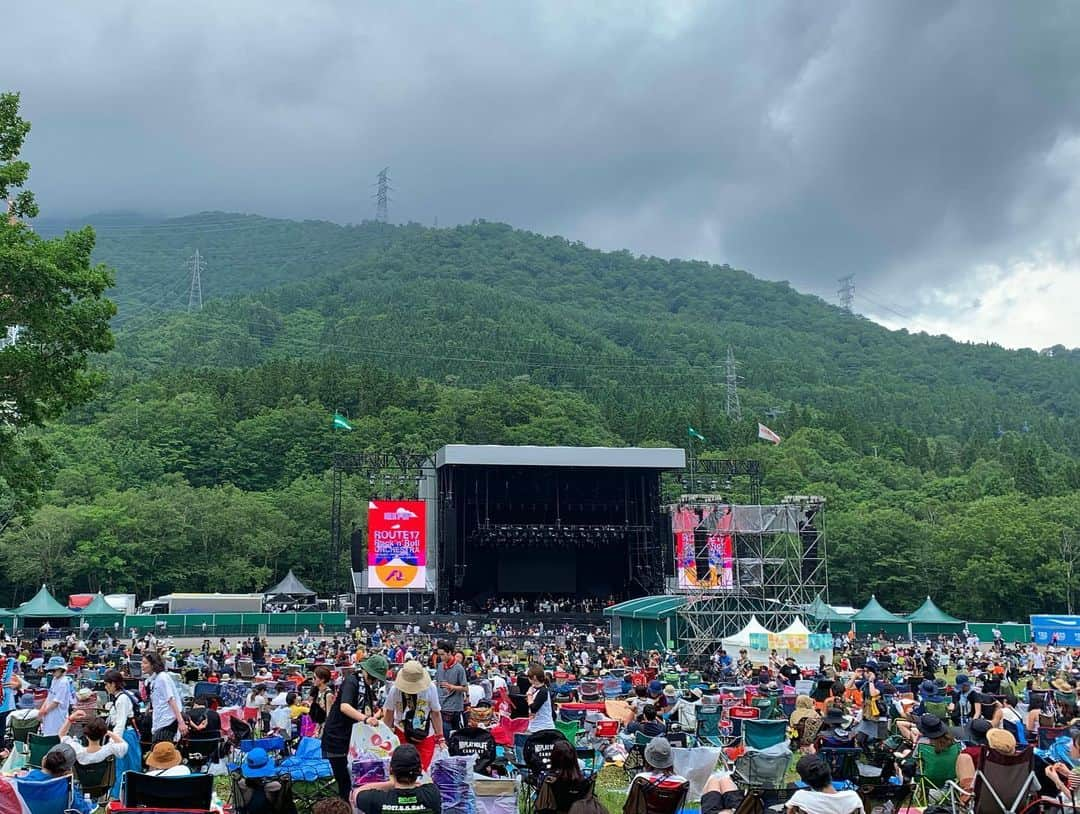 高松いくさんのインスタグラム写真 - (高松いくInstagram)「#fujirock 2019 まずは入口からメインステージへ 🎧 GREEN STAGE 🎵🌳 名だたるアーティストが3日間 次々にフジロックをアートしていく🎨 周りには #keen ブース 👟 やフジロック限定グッズ販売や、 エコステーションがあったりと、 フジロックの意図や想いに出逢うフロア✨ →KID’S LAND 👶💕 自然の遊びを遊び心満載の大人が手掛けるフロア✨ ここで遊ばせるのが、、夢だな〜（笑）  はっきりわかった事は フジロックの服装は ほんっっとうに Yogaウェア特にレギンスがとっても楽で快適だということ٩( ᐛ )و✨  ゴミボックスにも アートが🎨 #ゴミ #分別ゴミ箱 #地球 #エコ #リサイクル  #フジロック #記録 #記憶 #心覚え  #music #nomusicnolife #fiji #rock  #thankyou」7月29日 11時23分 - iku_takamatsu_trip_sup_yoga