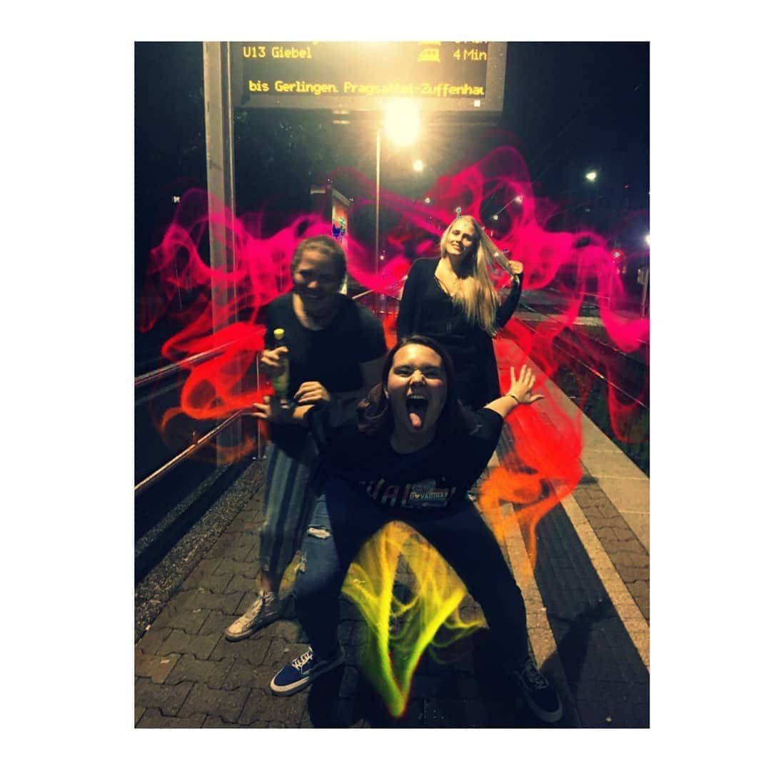 ジエ のインスタグラム：「Sometimes you gotta be insane in order to keep your sanity 🤯 . #crazy #squad #girlsjustwannahavefun #grlpwr #CSD #pride #nightout #saturday  #girlsquad #💖 #friends #ci #hörgeräte #deaf #hörgeschädigt #schwerhörig #idc #stadtleben #nachtleben #photobomb」