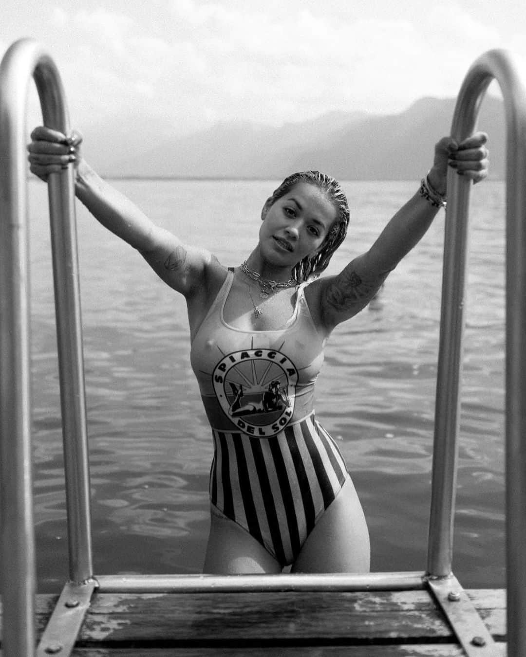 リタ・オラさんのインスタグラム写真 - (リタ・オラInstagram)「Hope you’re all having a great summer holiday so far ☀️ @ronanpark」7月29日 2時43分 - ritaora