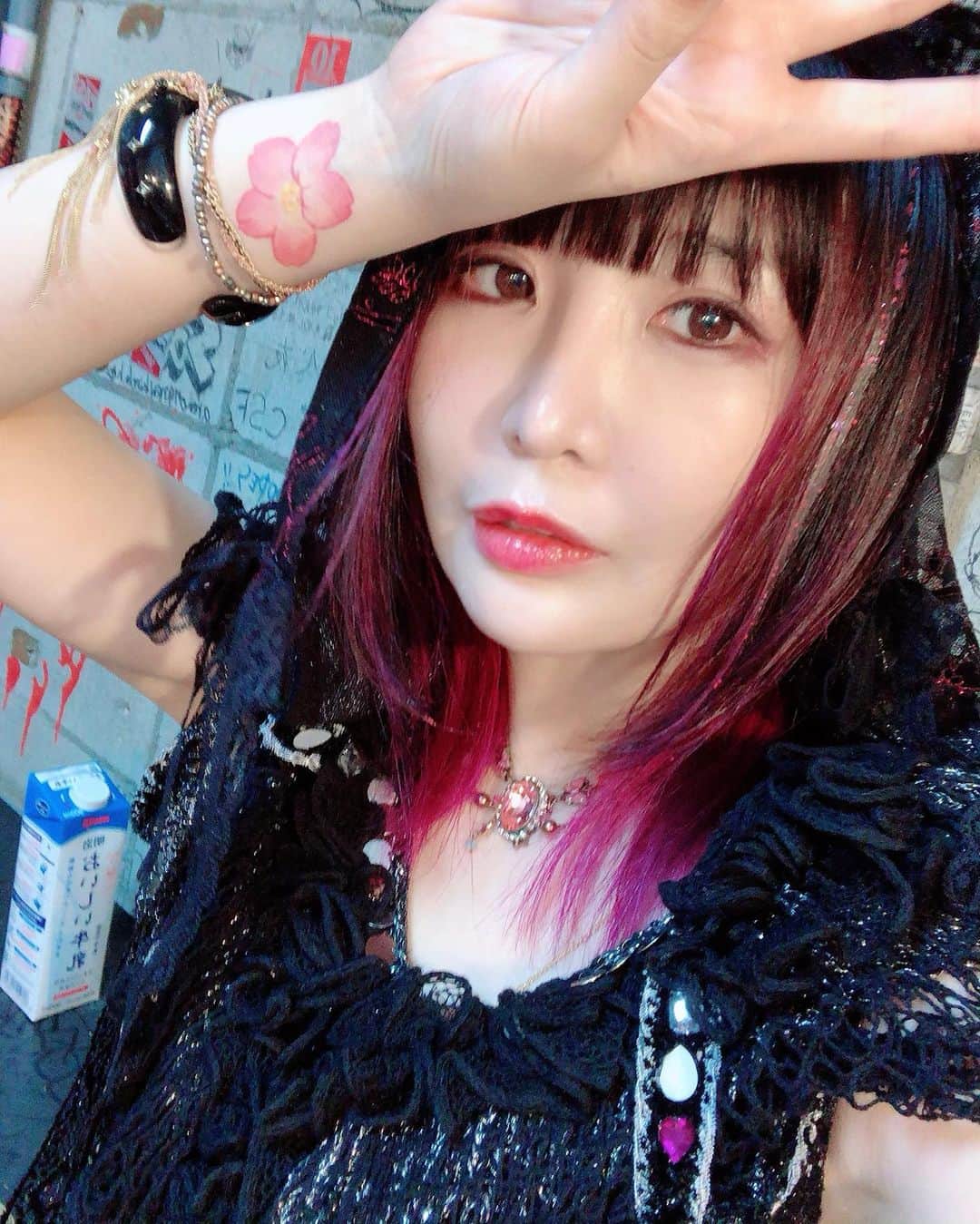 ナヨン ぶっかける 大森靖子さんのインスタグラム写真 -  (大森靖子Instagram)「あなたが女の子としてかわいくなれないような世界なら、私が音楽で女の子をつくるので、それを一緒に楽しみませんか。  人生で今日が１番いいライブ！をこんなに重ねられるなんて幸せだなぁ 17/47 神戸 VARIT ...