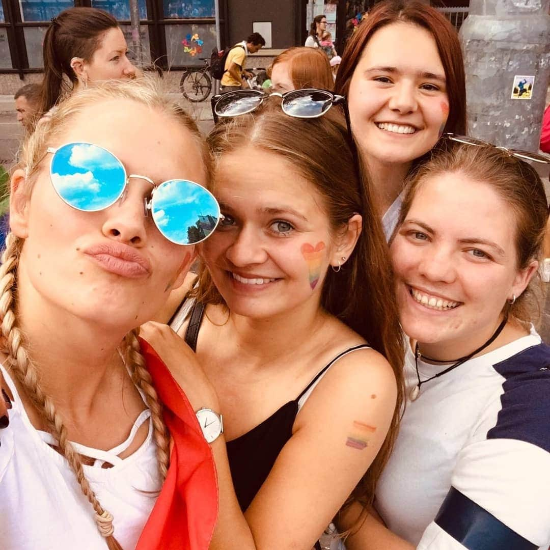 ジエ さんのインスタグラム写真 - (ジエ Instagram)「❤🧡💛💚💙💜 . #🏳️‍🌈 #CSD #CSD2019 #CSDStuttgart #Pride #Pride2019 #gay #lesbian #allies #straightallies #friends #loveyou #saturday #funday #feminism #equality #loveislove #lovewins #lovetrumpshate #girsquad #grlpwr」7月29日 2時50分 - ach_caro